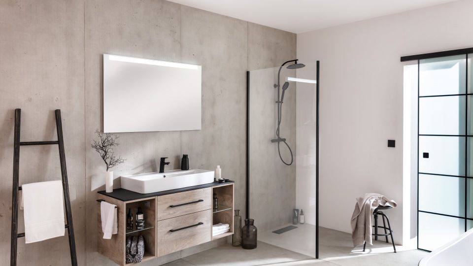 Grau, schwarzes Badezimmer mit begehbarer Dusche