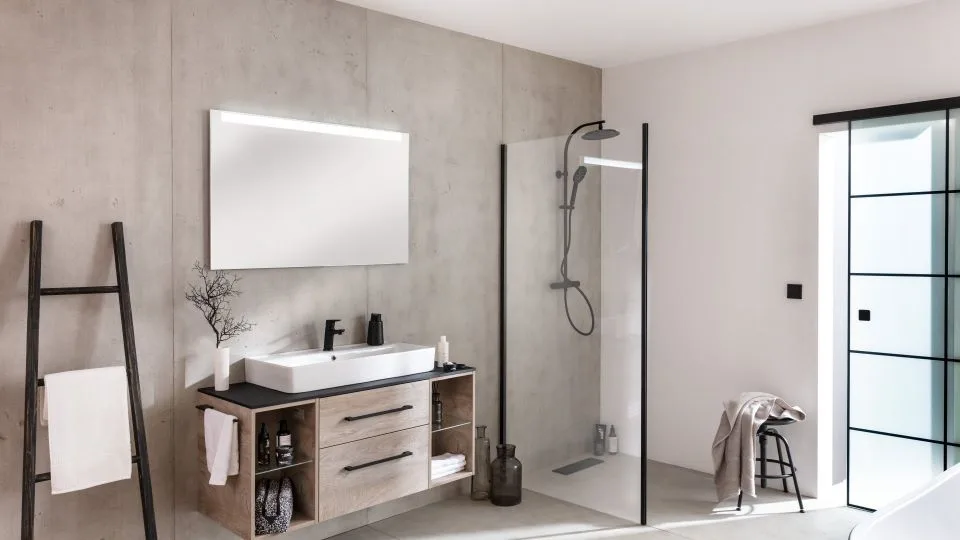 Grau, schwarzes Badezimmer mit begehbarer Dusche