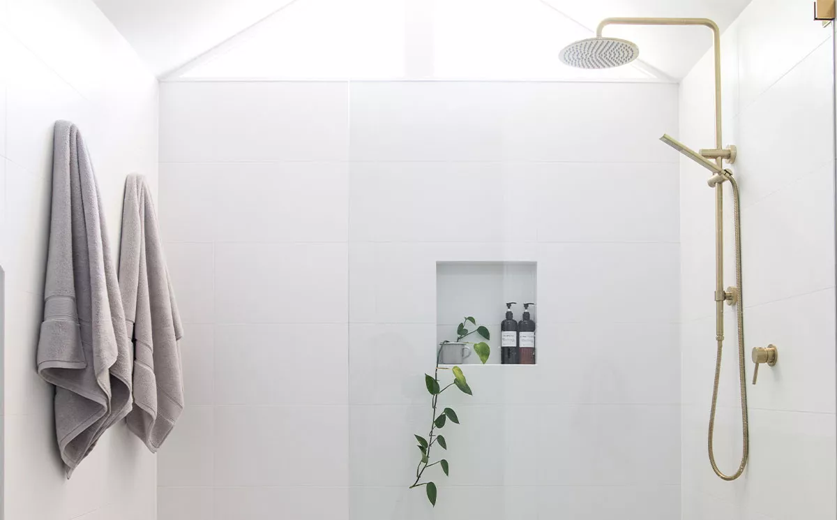 Offene Dusche mit Nische