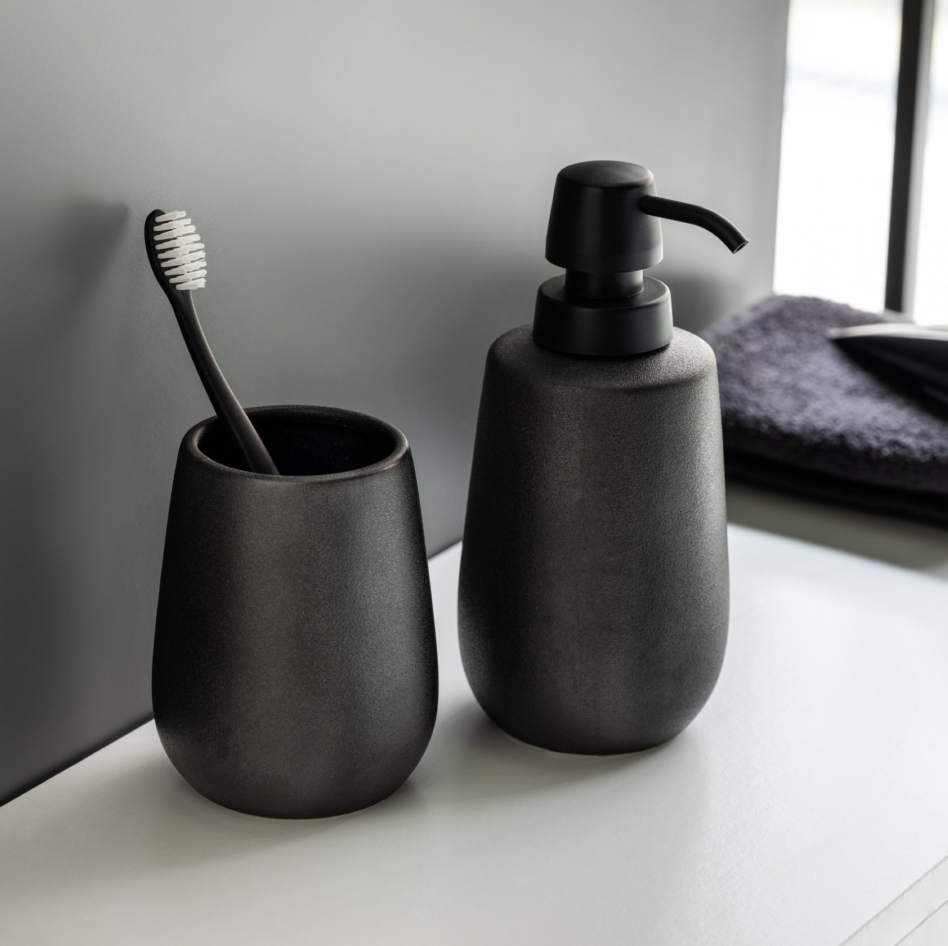 WENKO NERNO Accessoire Set, Schwarz, Zahnputzbecher, Seifenspender, Keramik