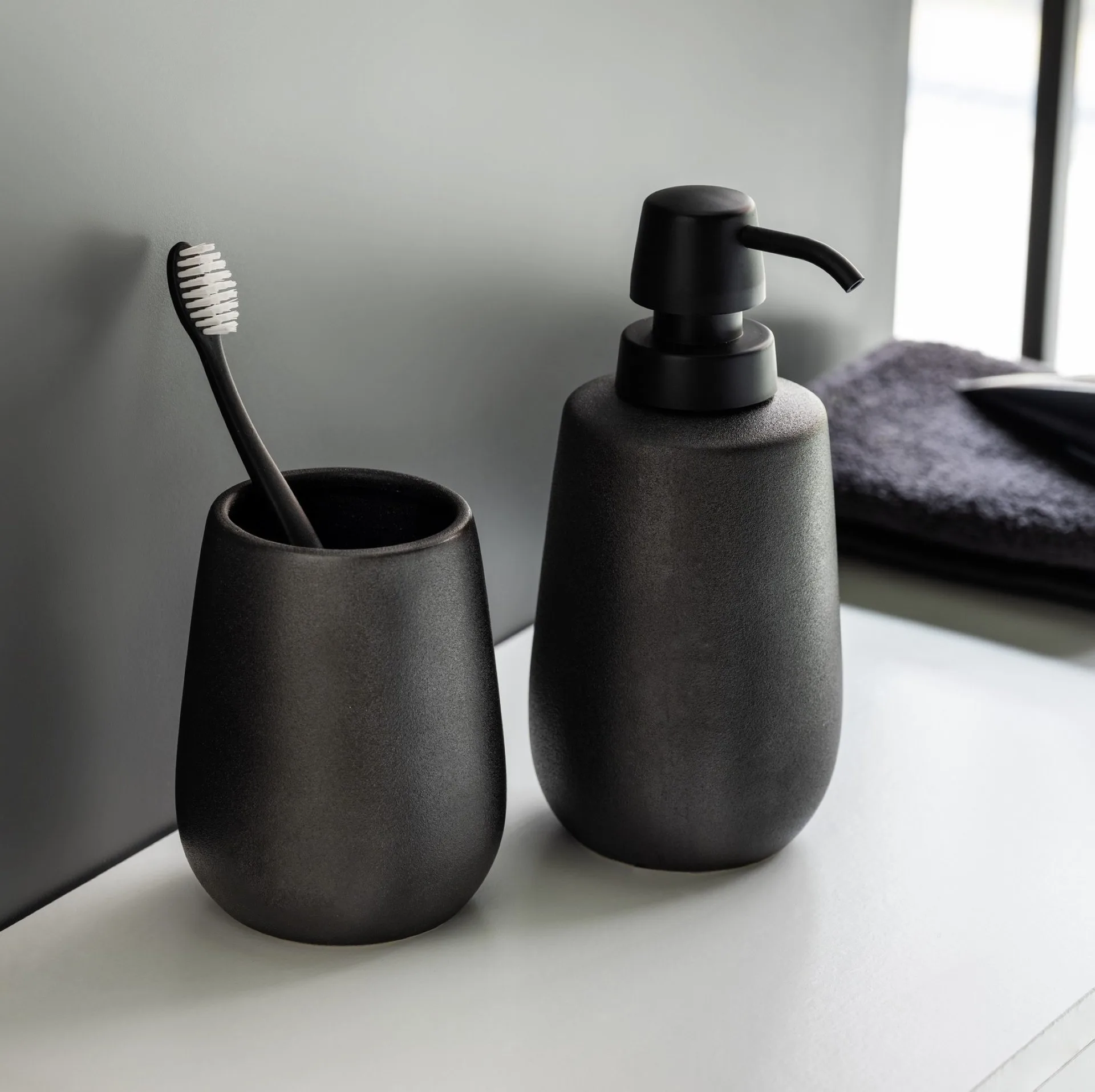WENKO NERNO Accessoire Set, Schwarz, Zahnputzbecher, Seifenspender, Keramik