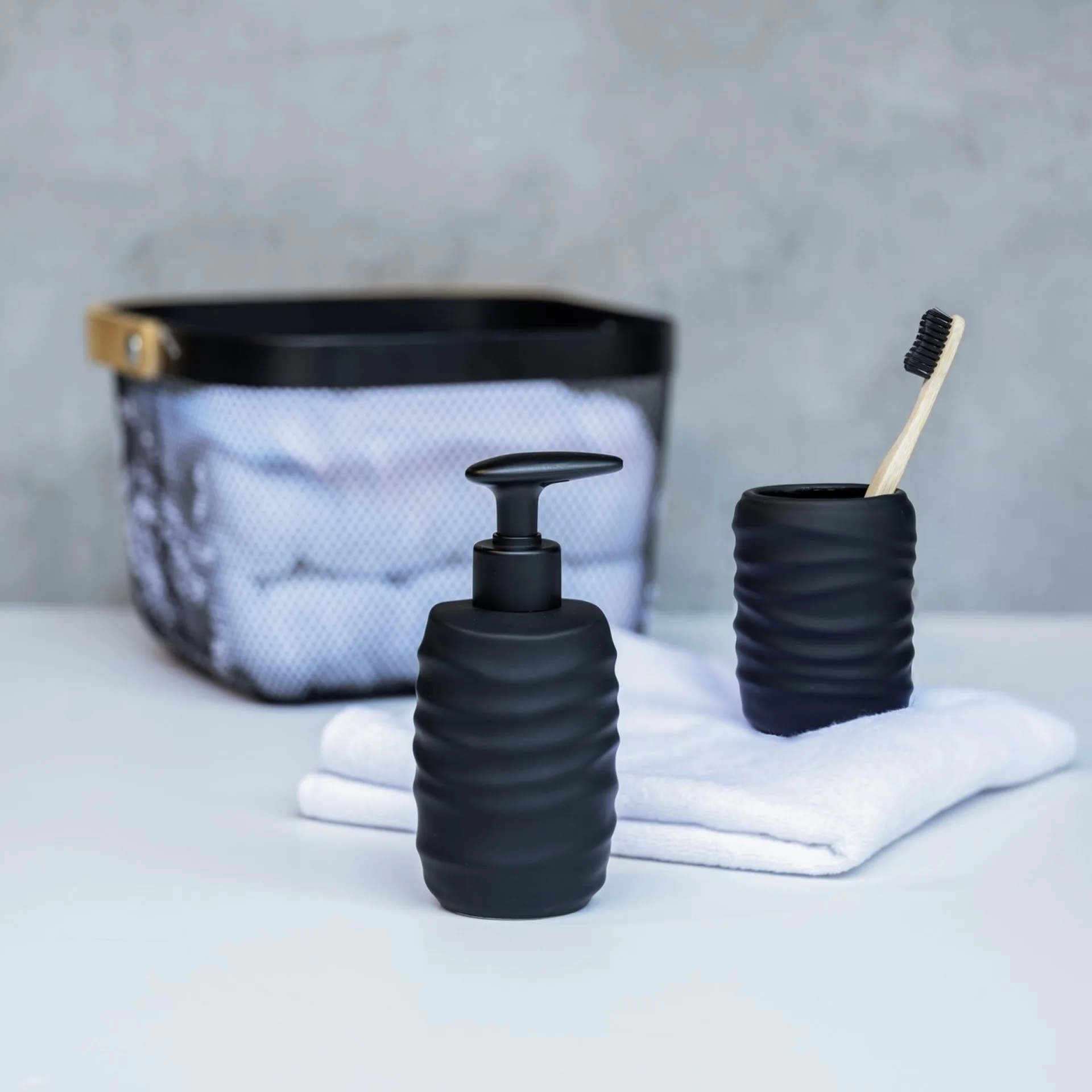 WENKO ILLANA Accessoire Set, Schwarz, Zahnputzbecher, Seifenspender, Keramik