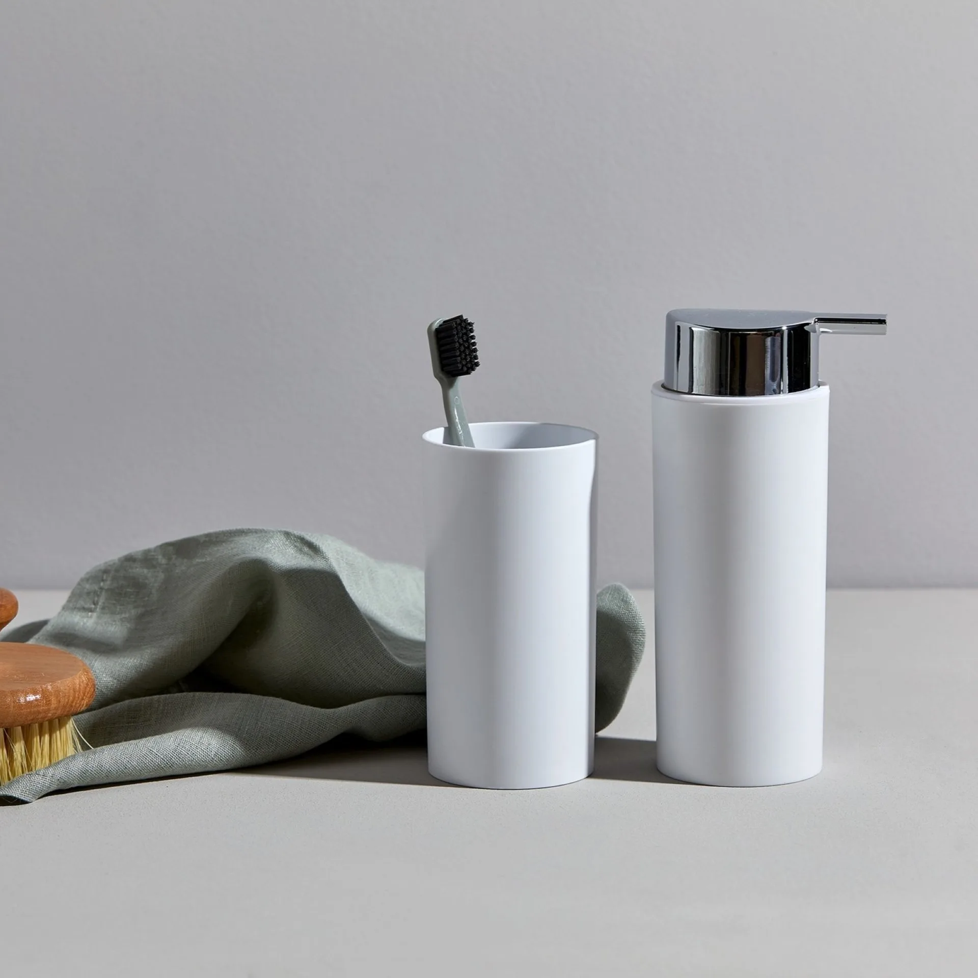 WENKO CALVO Accessoire Set, Weiß, Zahnputzbecher, Seifenspender, WC-Garnitur, Kosmetikeimer