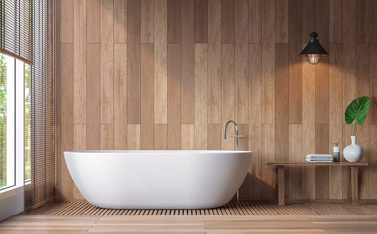 Badezimmer mit Fliesen in Holzoptik