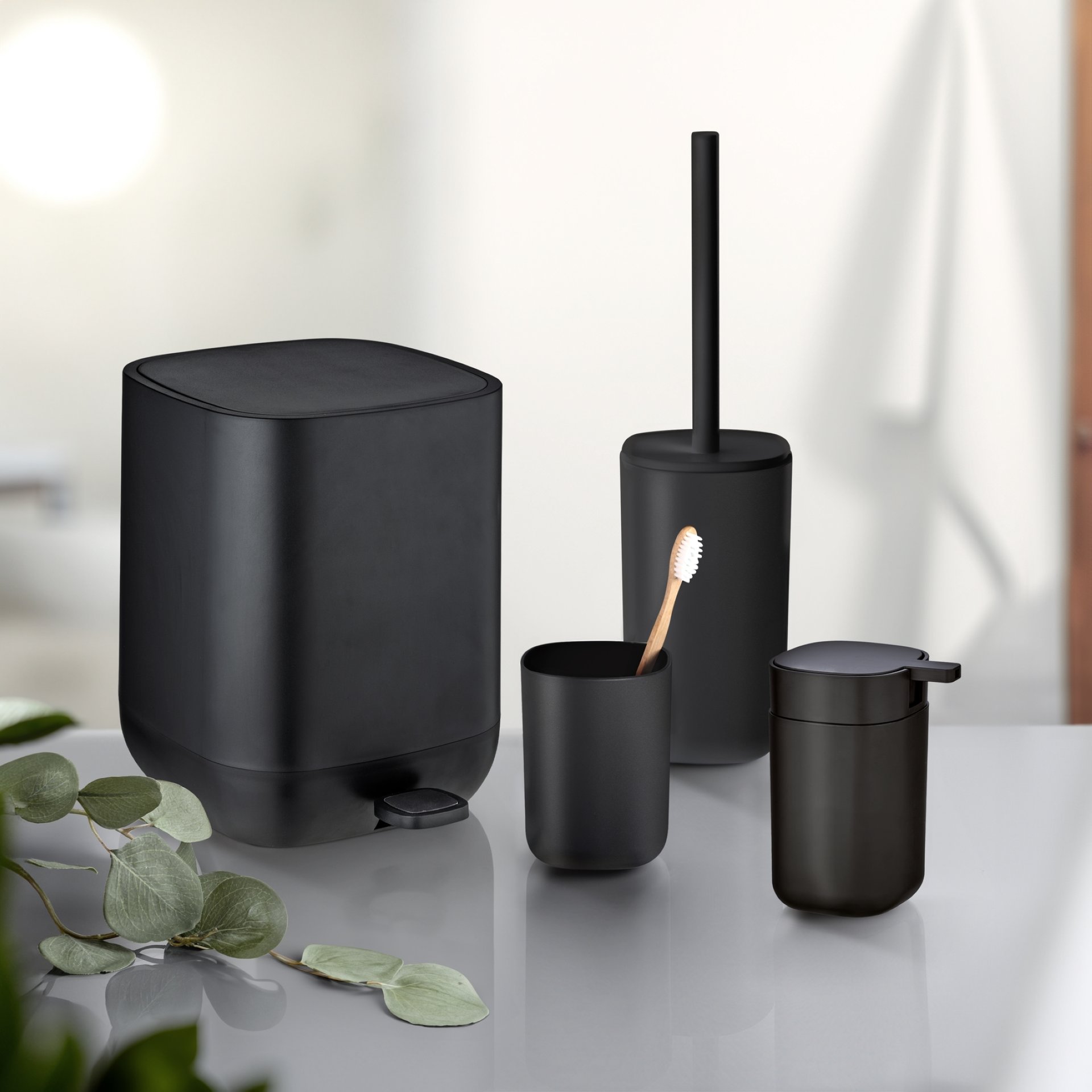 WENKO DAVOS Accessoire Set, Schwarz, Zahnputzbecher, Seifenspender, WC-Garnitur, Kosmetikeimer