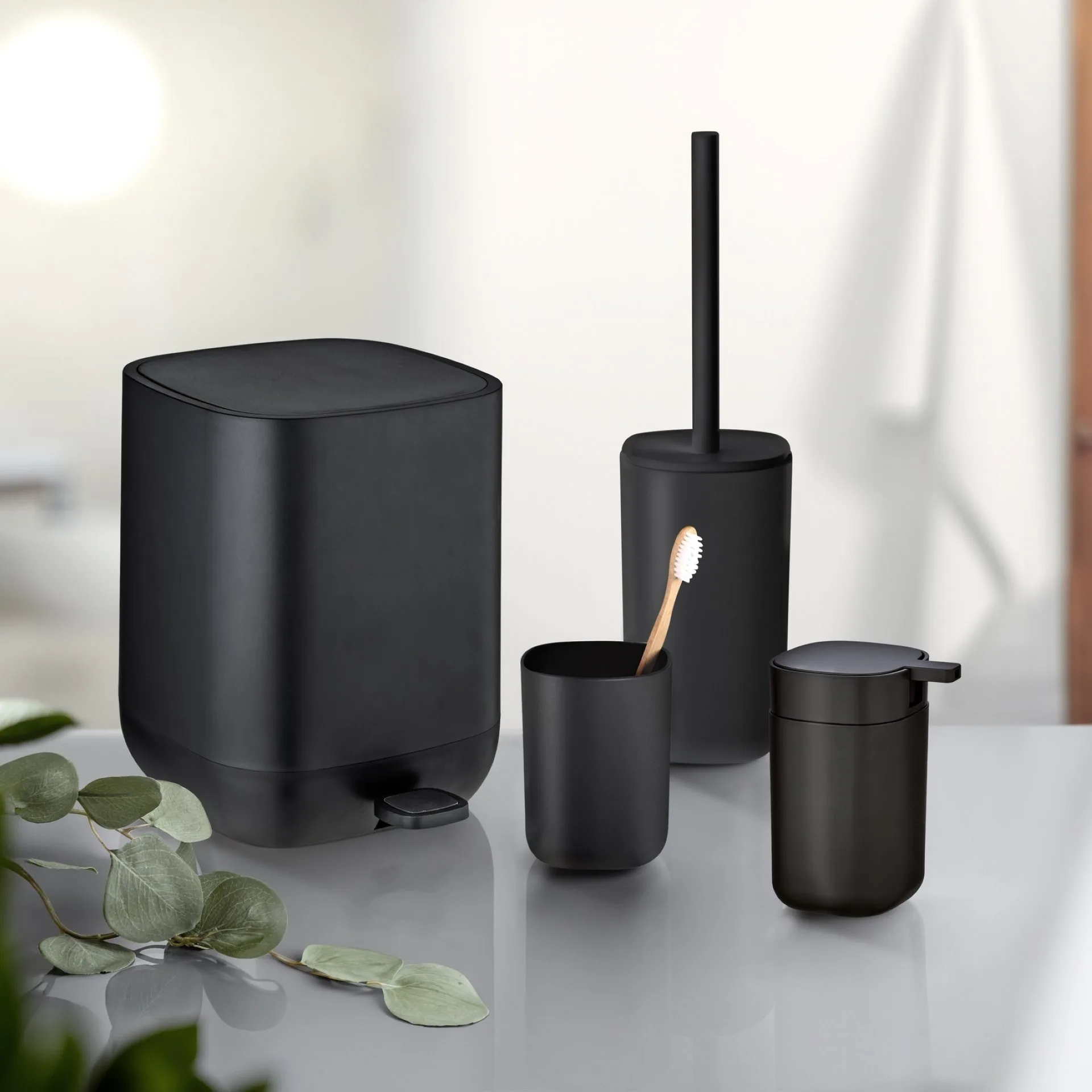 WENKO DAVOS Accessoire Set, Schwarz, Zahnputzbecher, Seifenspender, WC-Garnitur, Kosmetikeimer