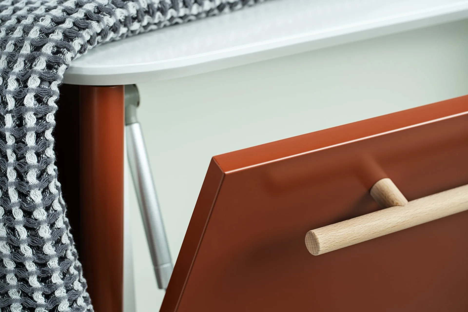 BADEDU TANA Sitzbank 68 cm breit, Rot matt, mit Füßen