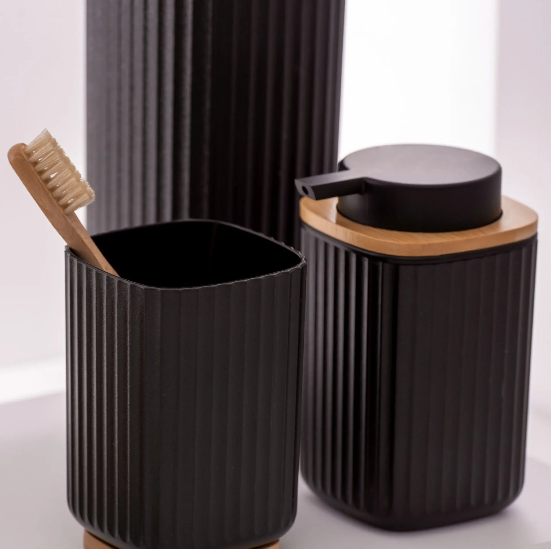 WENKO ROTELLO WC-Garnitur, Schwarz/Braun, mit Bambusdeckel