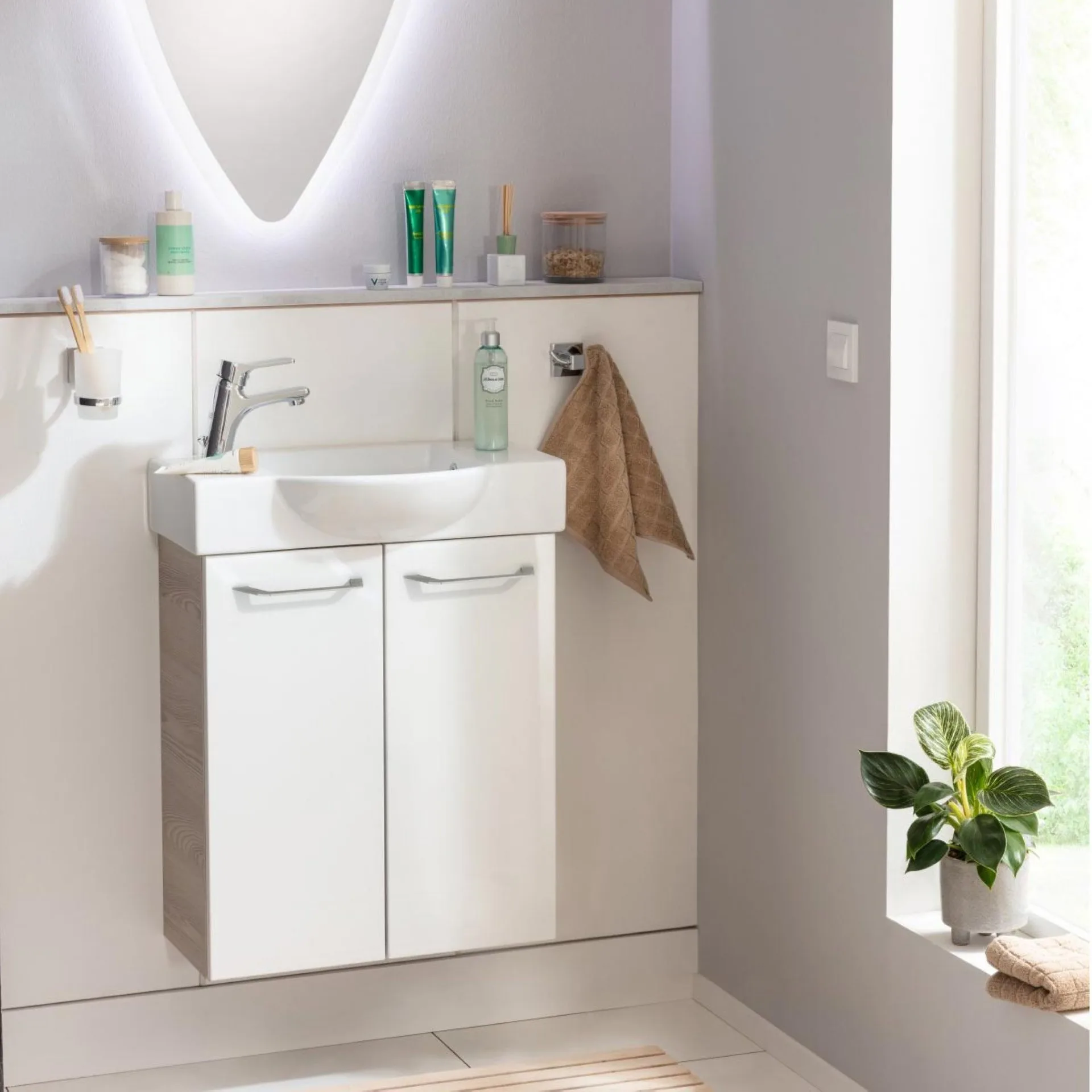 FACKELMANN SBC B.CLEVER Waschbeckenunterschrank Gäste WC 55 cm breit, Weiß/Braun hell, 2 Türen