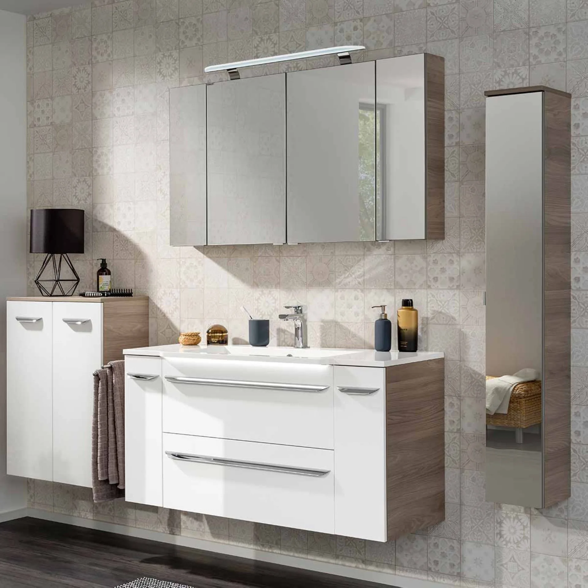 FACKELMANN LUXOR Badmöbel Set 7-teilig 120 cm breit, Weiß/Braun hell, Waschbecken Gussmarmor Weiß + LED Spiegelschrank + Hängeschränke + Unterschränke mit Spiegelfläche