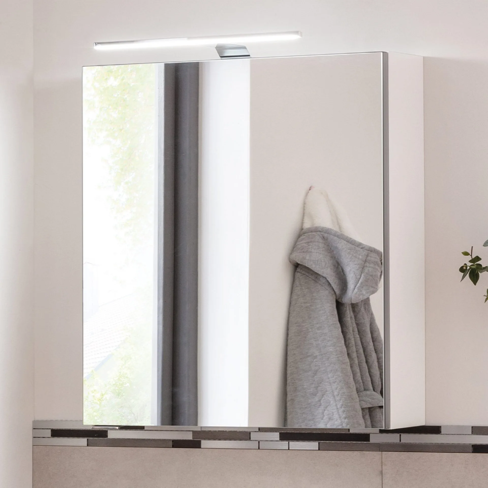 FACKELMANN SBC SCENO Gäste WC Spiegelschrank 50 cm breit, Weiß, Türanschlag links + Aufsatzleuchte