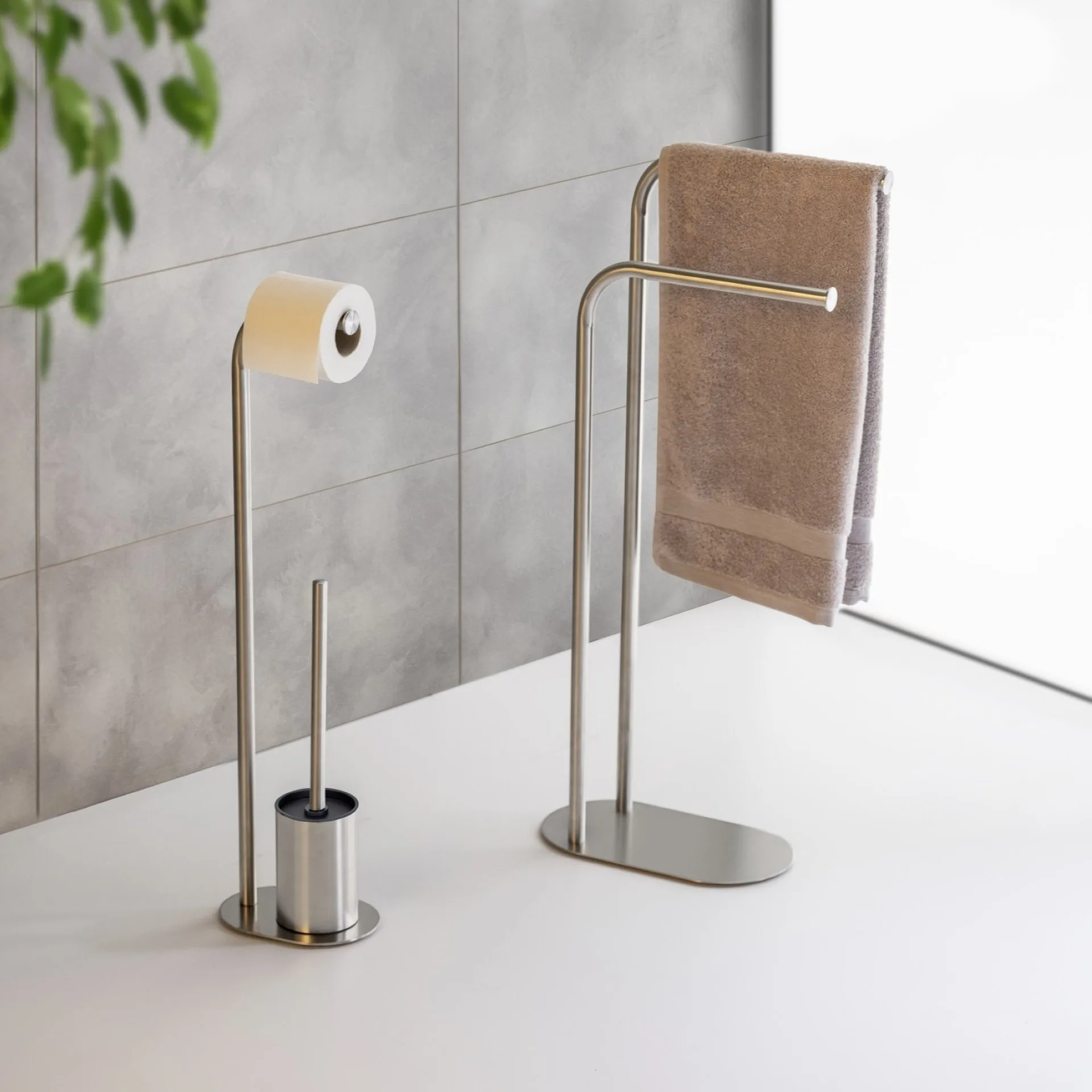 WENKO LEVANTE WC-Garnitur, Silber matt, mit Toilettenpapierhalter, stehend