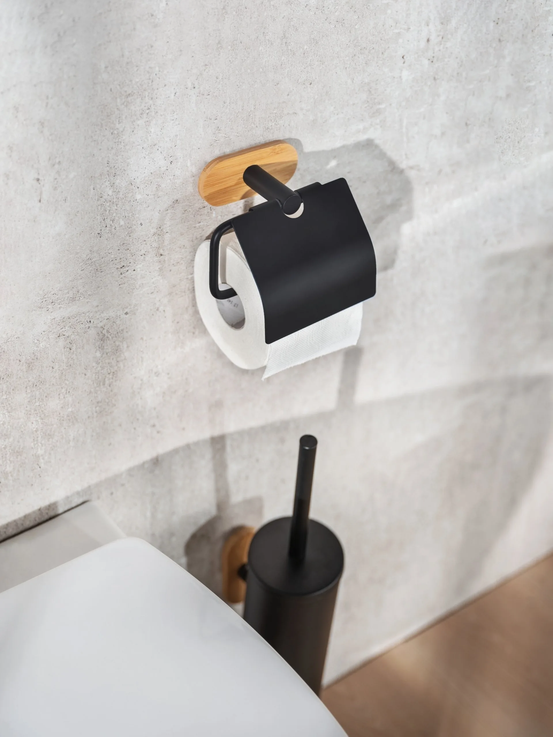 WENKO OREA WC-Garnitur, Schwarz/Braun, Edelstahl/Bambus, Befestigen ohne Bohren