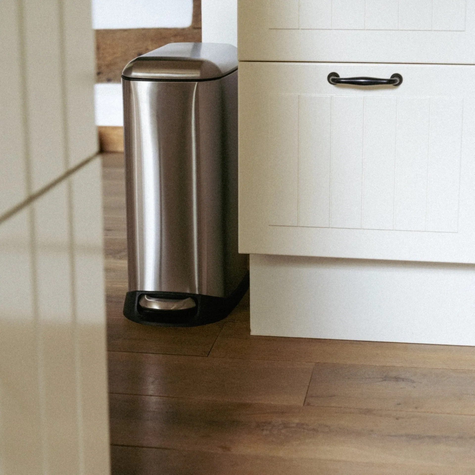 WENKO DESIGN Mülleimer 20 Liter, Silber, mit Absenkautomatik