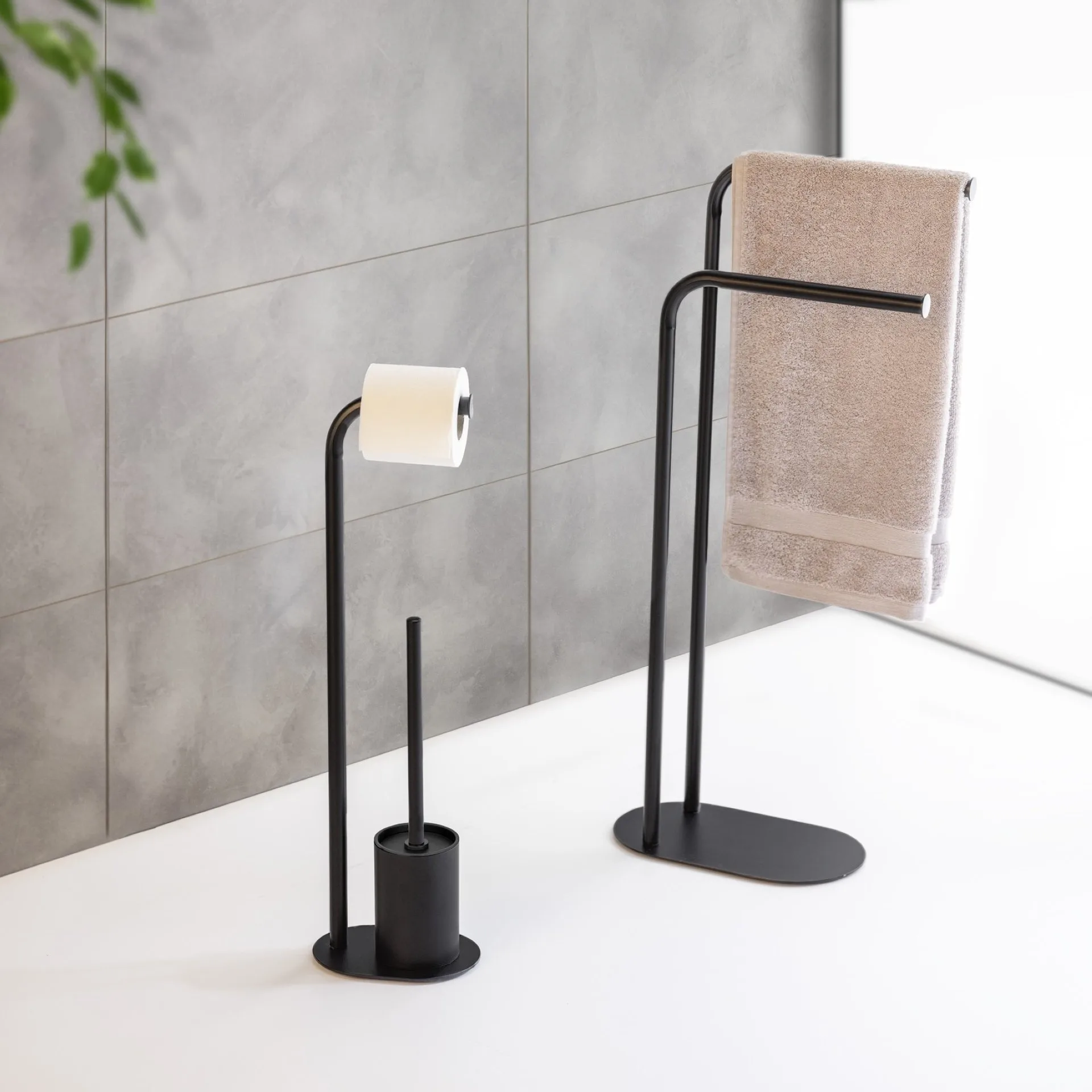 WENKO LEVANTE WC-Garnitur, Schwarz, mit Toilettenpapierhalter, stehend