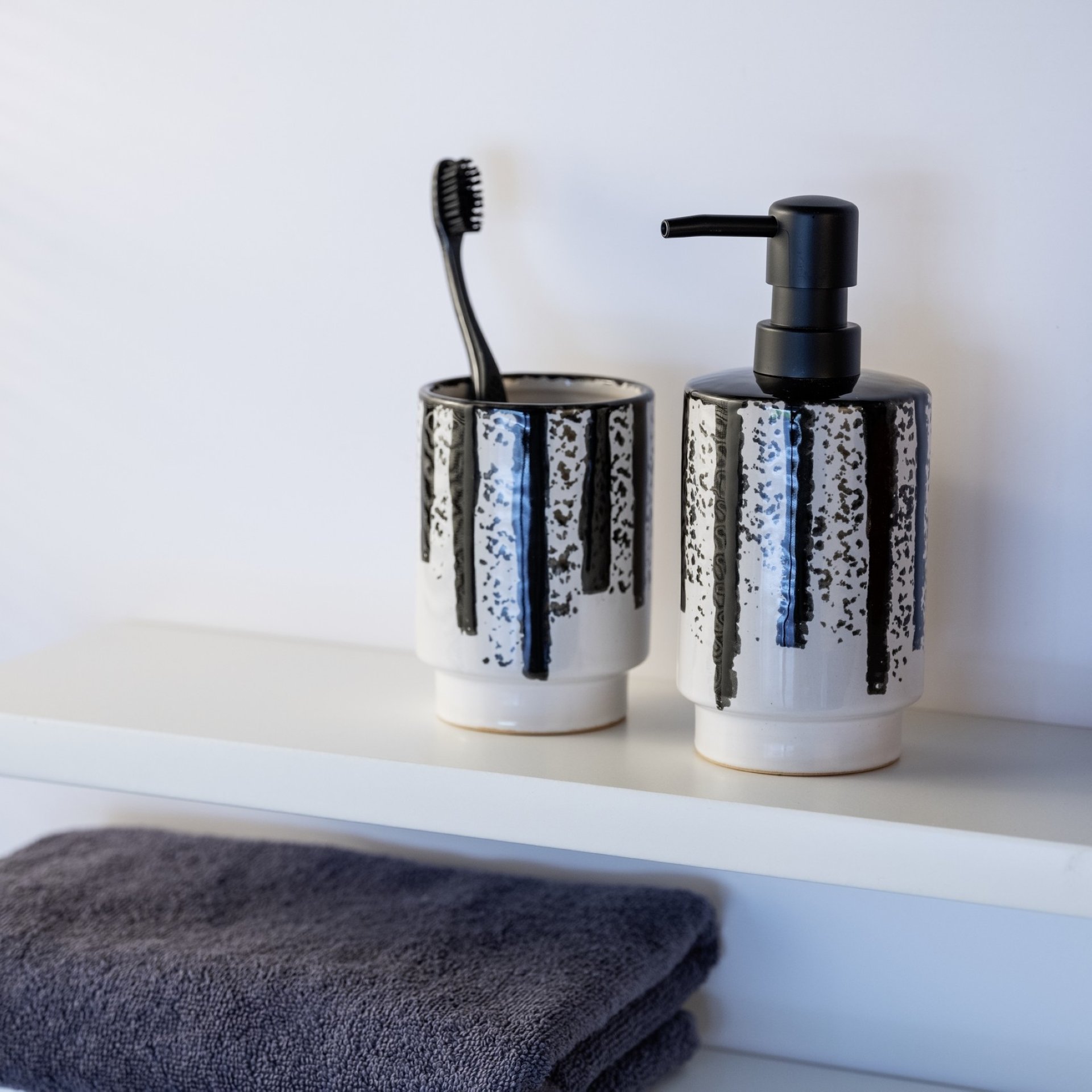 WENKO SUBIZA Accessoire Set, Weiß/Schwarz, Zahnputzbecher, Seifenspender, Keramik