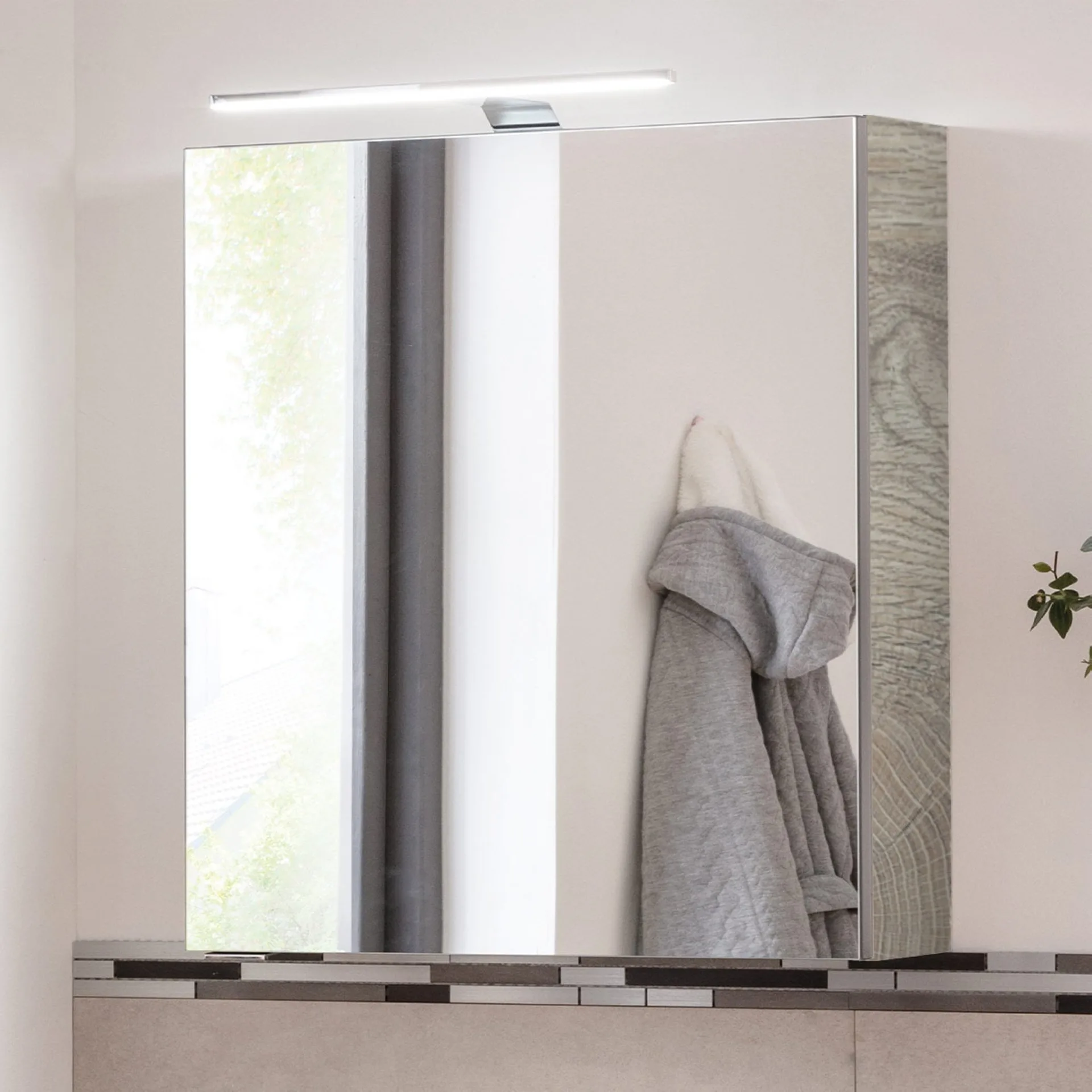 FACKELMANN SBC STANFORD Gäste WC Spiegelschrank 50 cm breit, Braun hell, Türanschlag rechts + Aufsatzleuchte