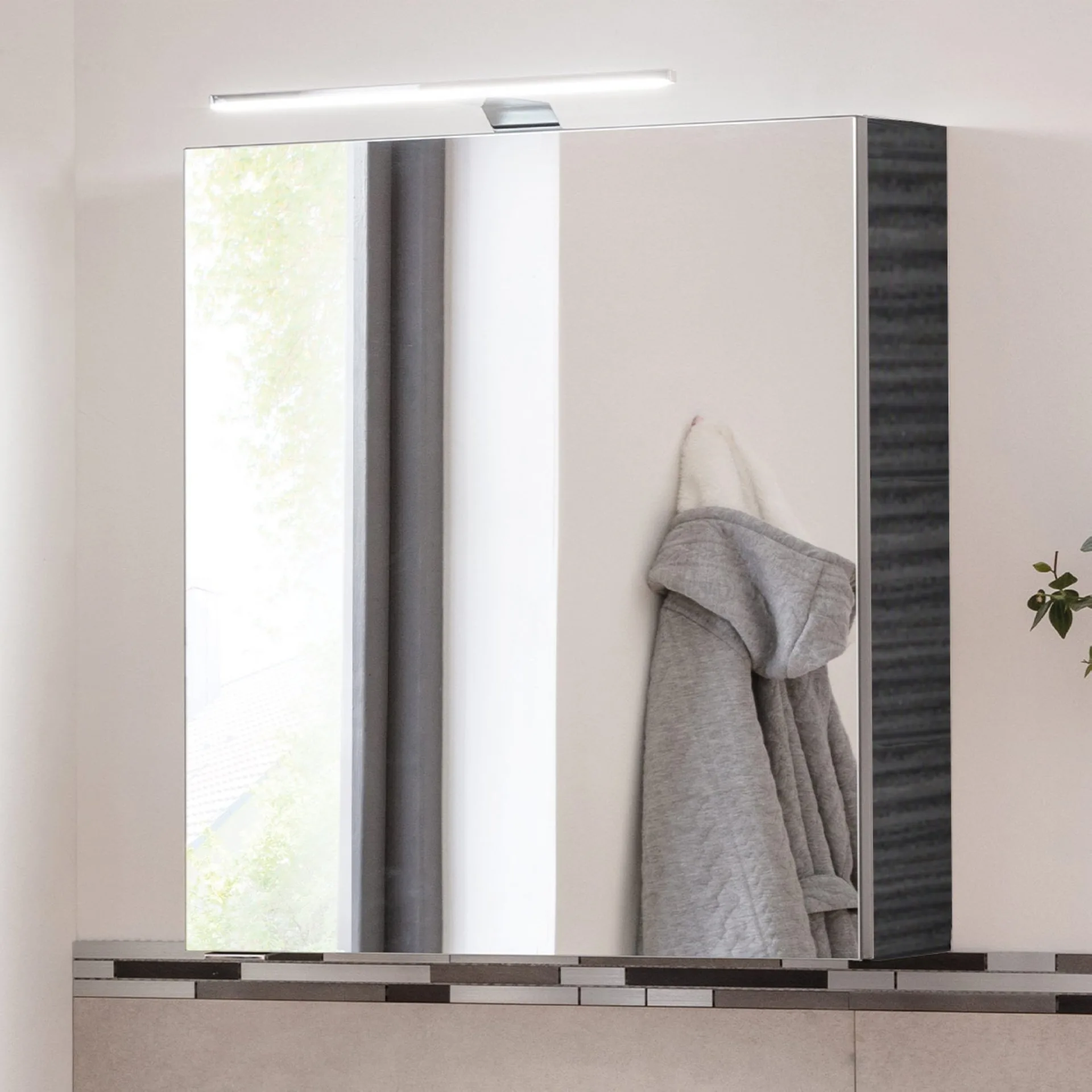 FACKELMANN SBC B.PERFEKT Gäste WC Spiegelschrank 50 cm breit, Anthrazit Holzoptik, Türanschlag links + Aufsatzleuchte
