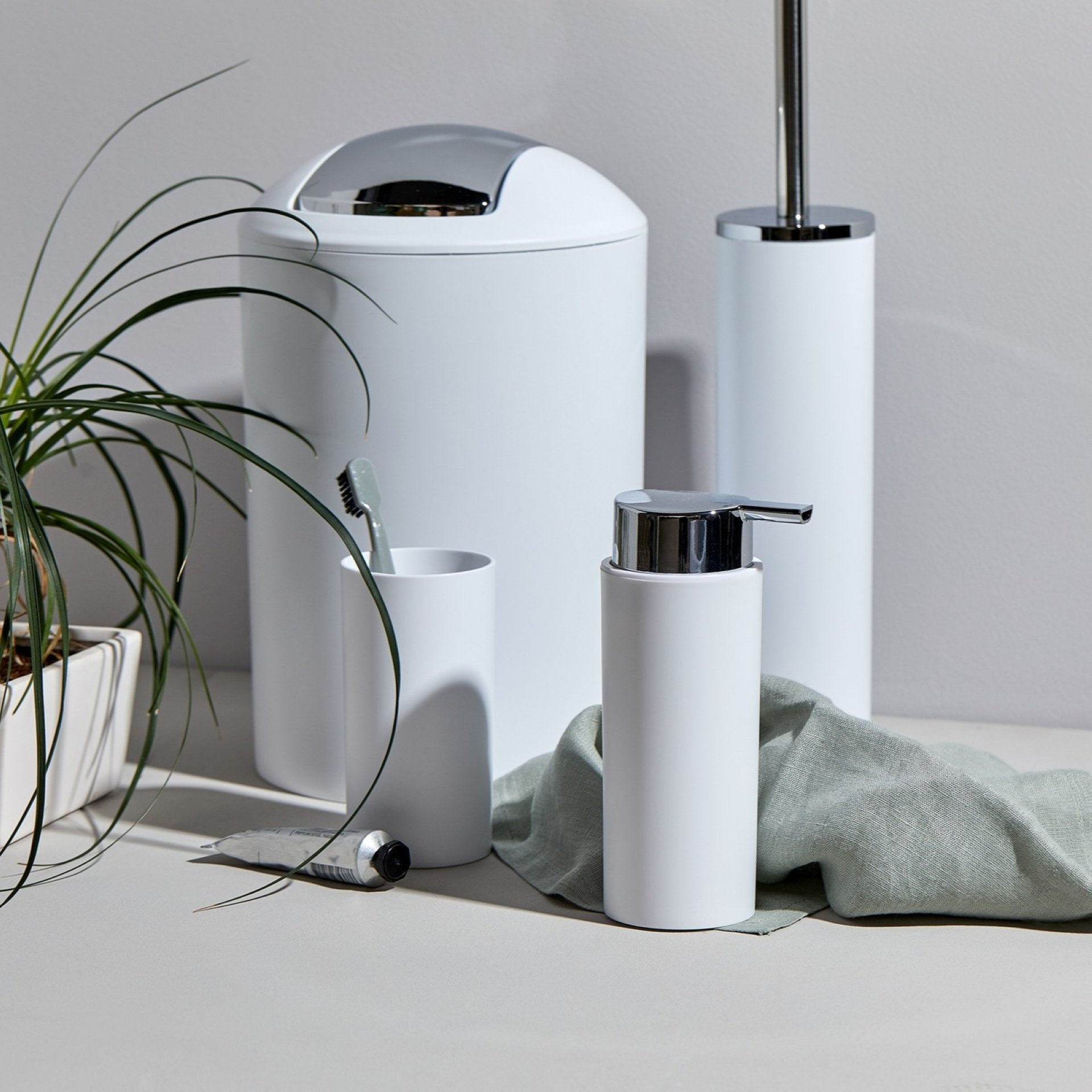 WENKO CALVO Accessoire Set, Weiß, Zahnputzbecher, Seifenspender, WC-Garnitur, Kosmetikeimer