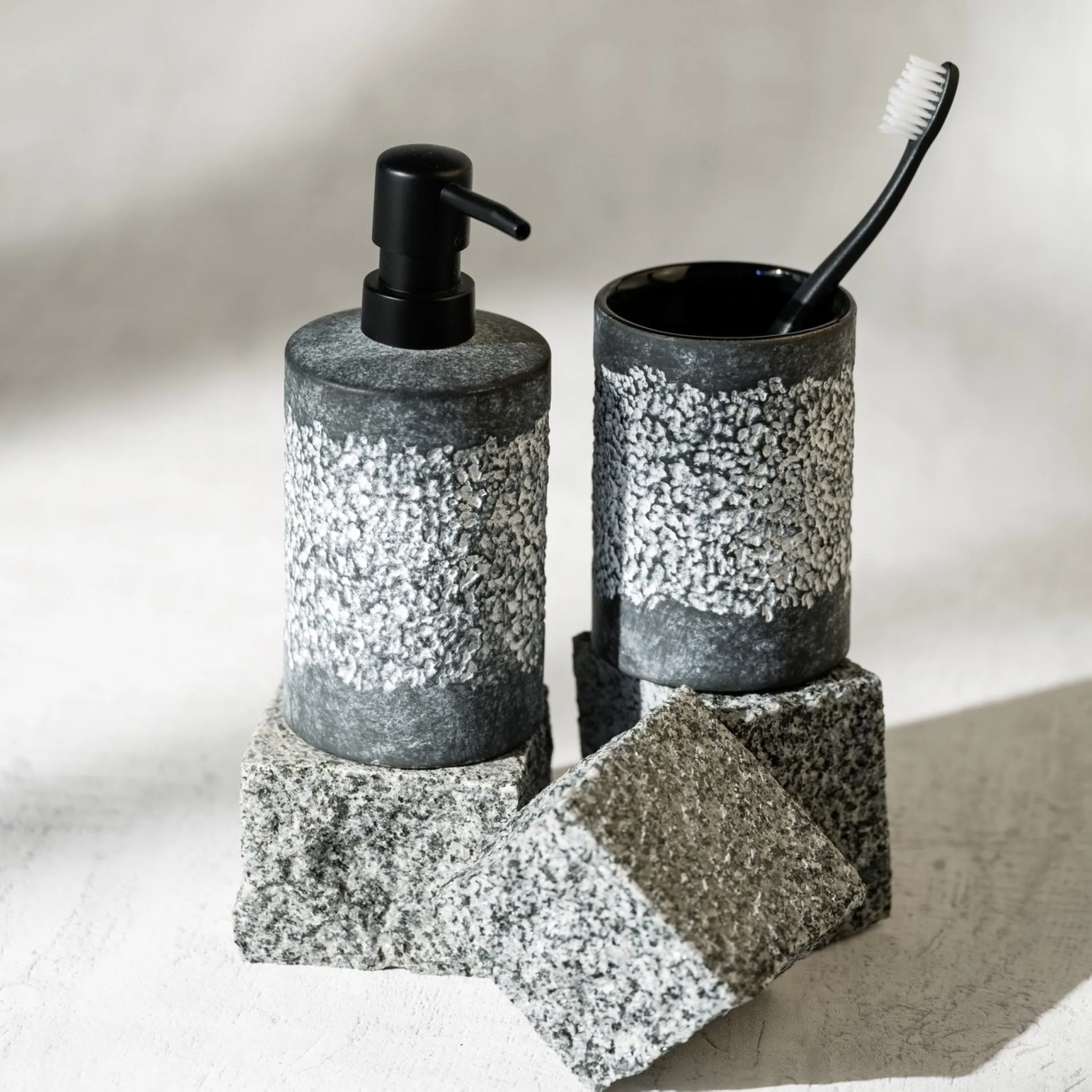 WENKO ANFO Accessoire Set, Grau, Zahnputzbecher, Seifenspender, WC-Garnitur, Keramik