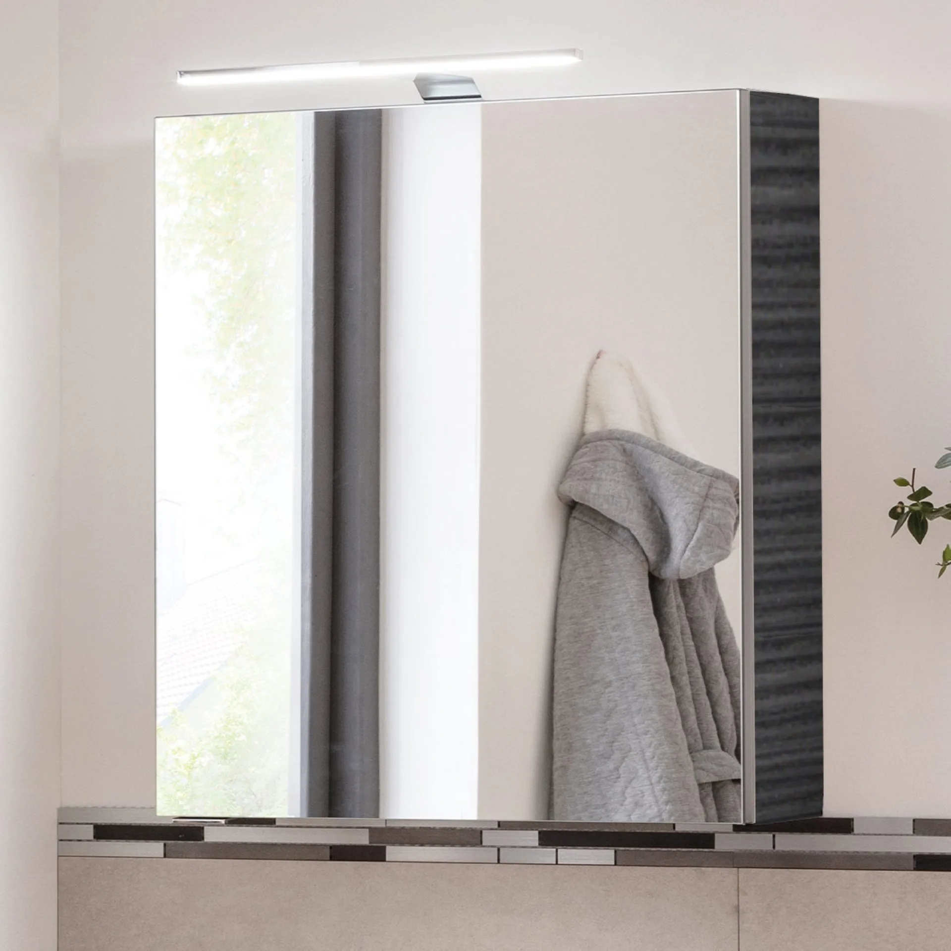 FACKELMANN SBC B.PERFEKT Gäste WC Spiegelschrank 50 cm breit, Anthrazit Holzoptik, Türanschlag rechts + Aufsatzleuchte