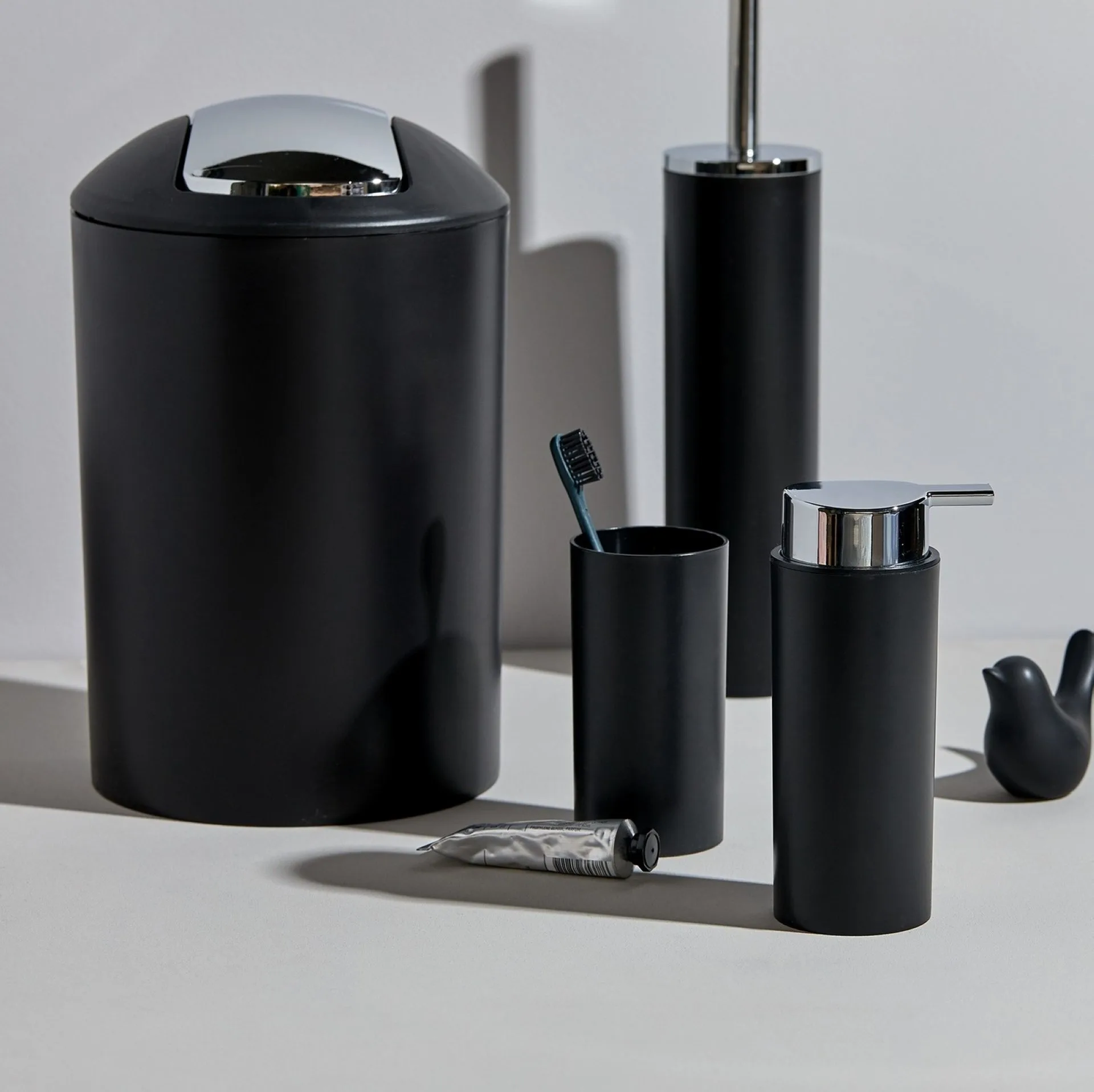 WENKO CALVO Accessoire Set, Schwarz, Zahnputzbecher, Seifenspender, WC-Garnitur, Kosmetikeimer