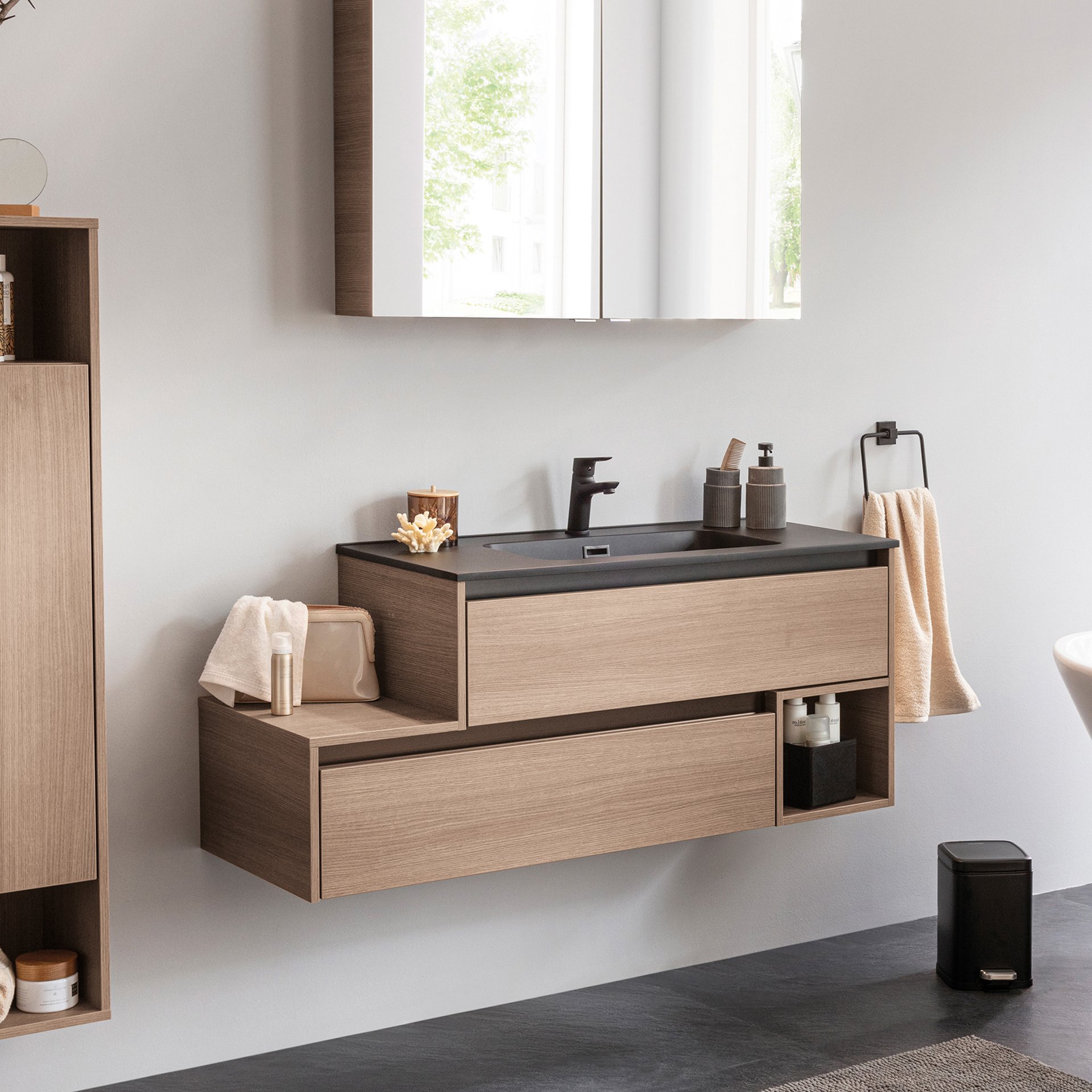 FACKELMANN VITA Waschbeckenunterschrank 129 cm breit, Braun hell, mit schwarzen Blenden, 1 Fach, Ablage links, asymmetrisch
