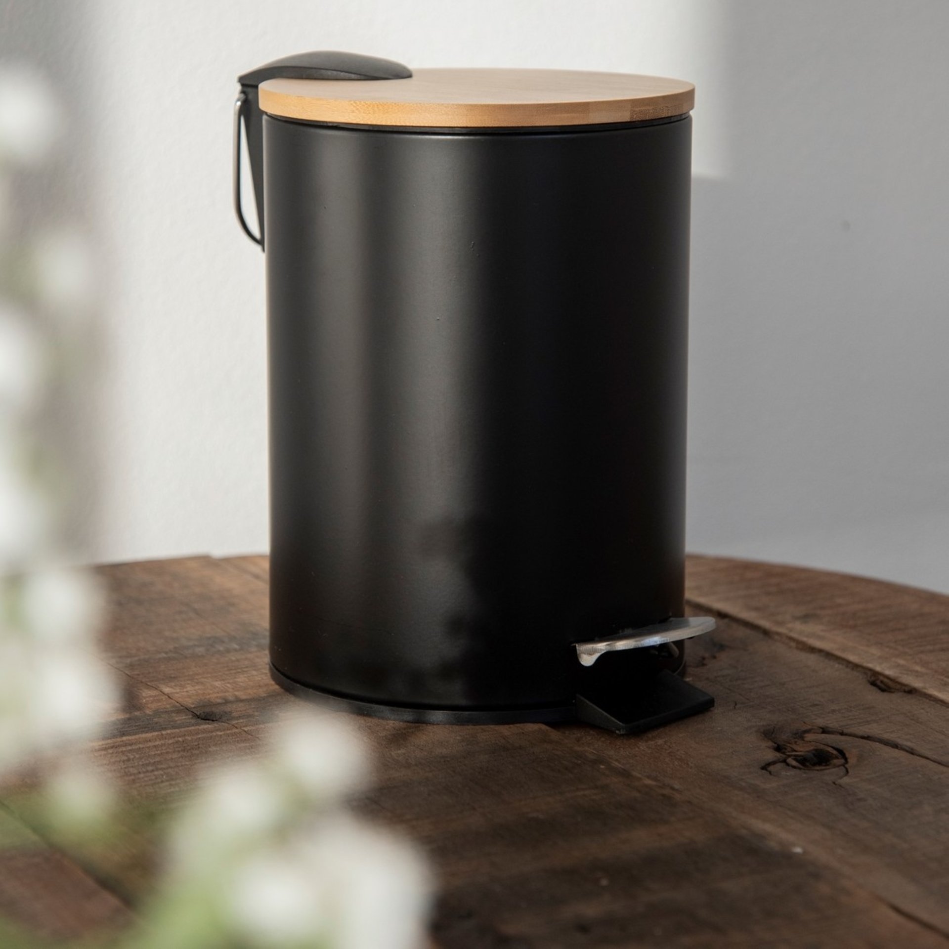 WENKO TORTONA Kosmetikeimer 3 Liter, Schwarz/Braun, mit Bambusdeckel, mit Absenkautomatik