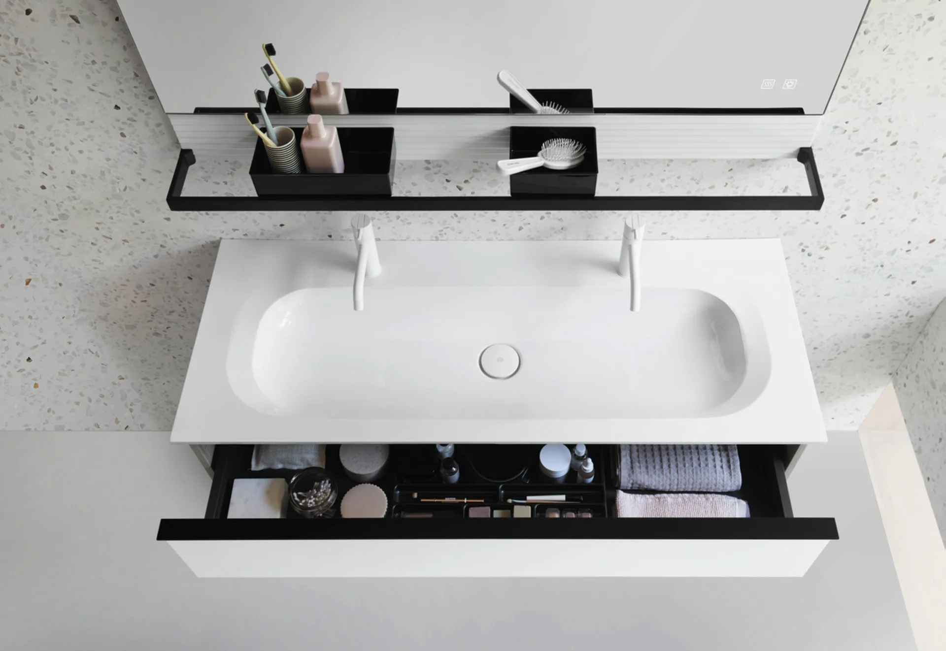 Burgbad FIUMO Waschtisch Set mit Spiegelschrank 122 cm breit, Weiß, Doppelwaschbecken Gussmarmor Weiß