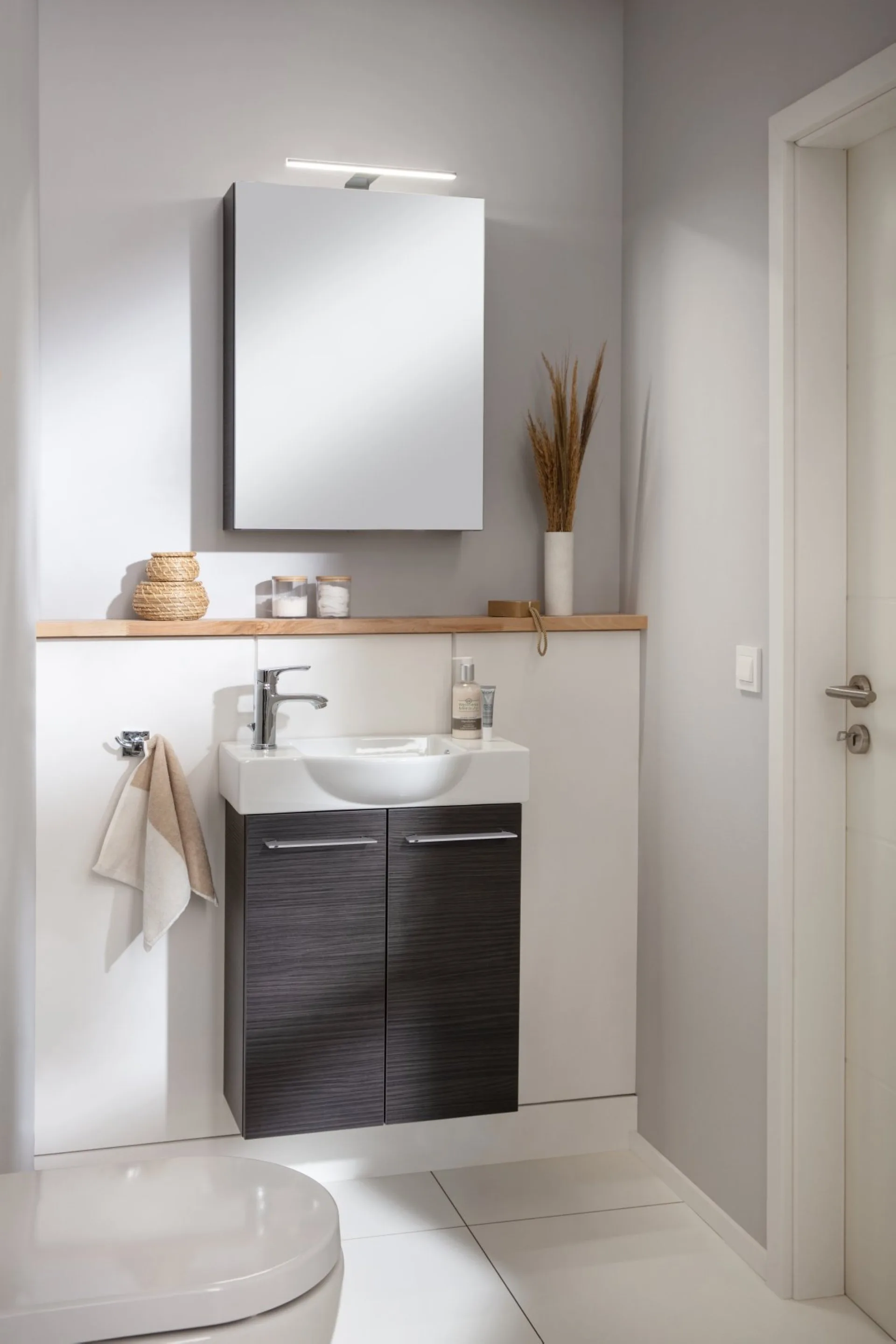 FACKELMANN SBC B.PERFEKT Gäste WC Waschtisch Set 55 cm breit, Anthrazit Holzoptik, Waschbecken Keramik Weiß, Hahnloch links