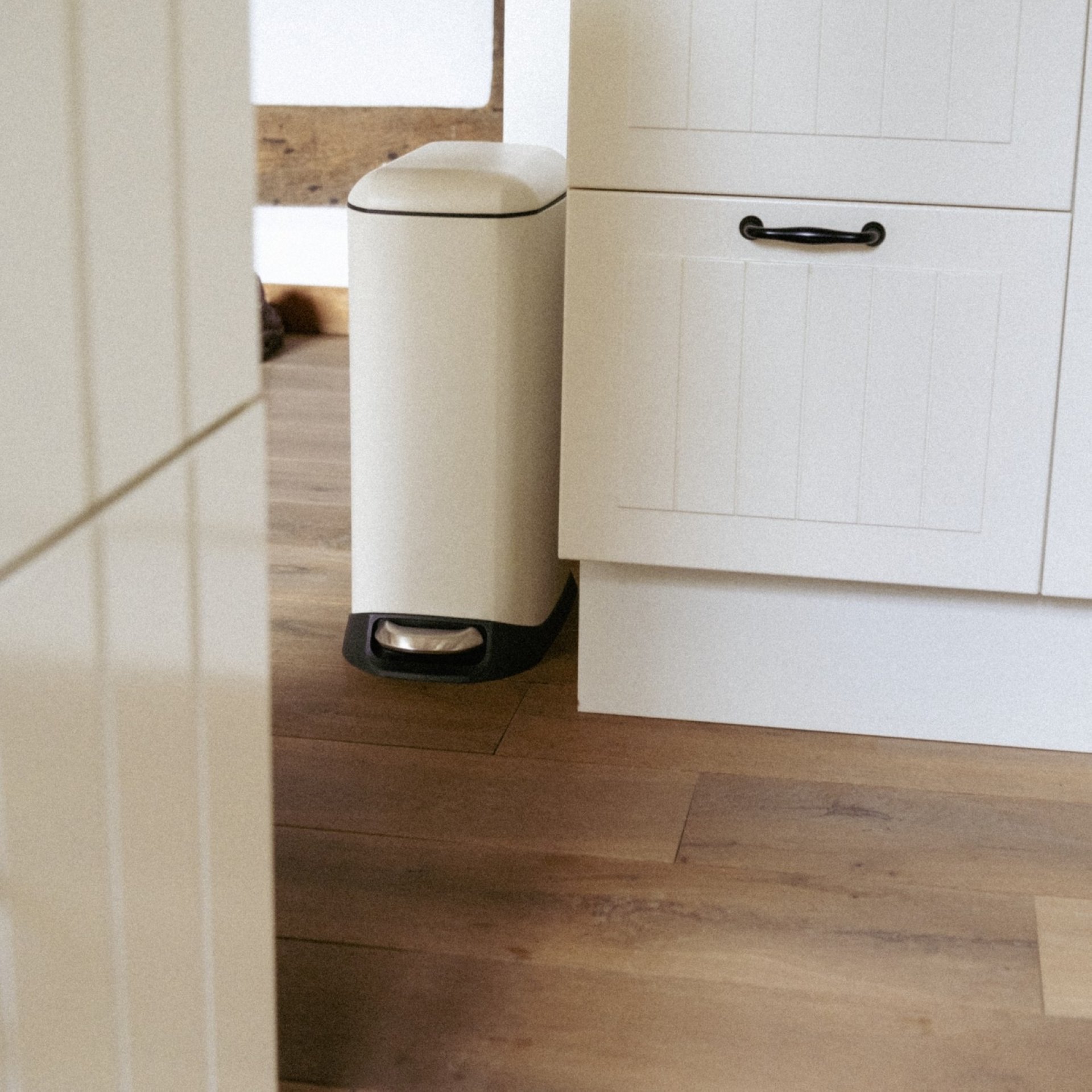 WENKO DESIGN Mülleimer 20 Liter, Beige, mit Absenkautomatik