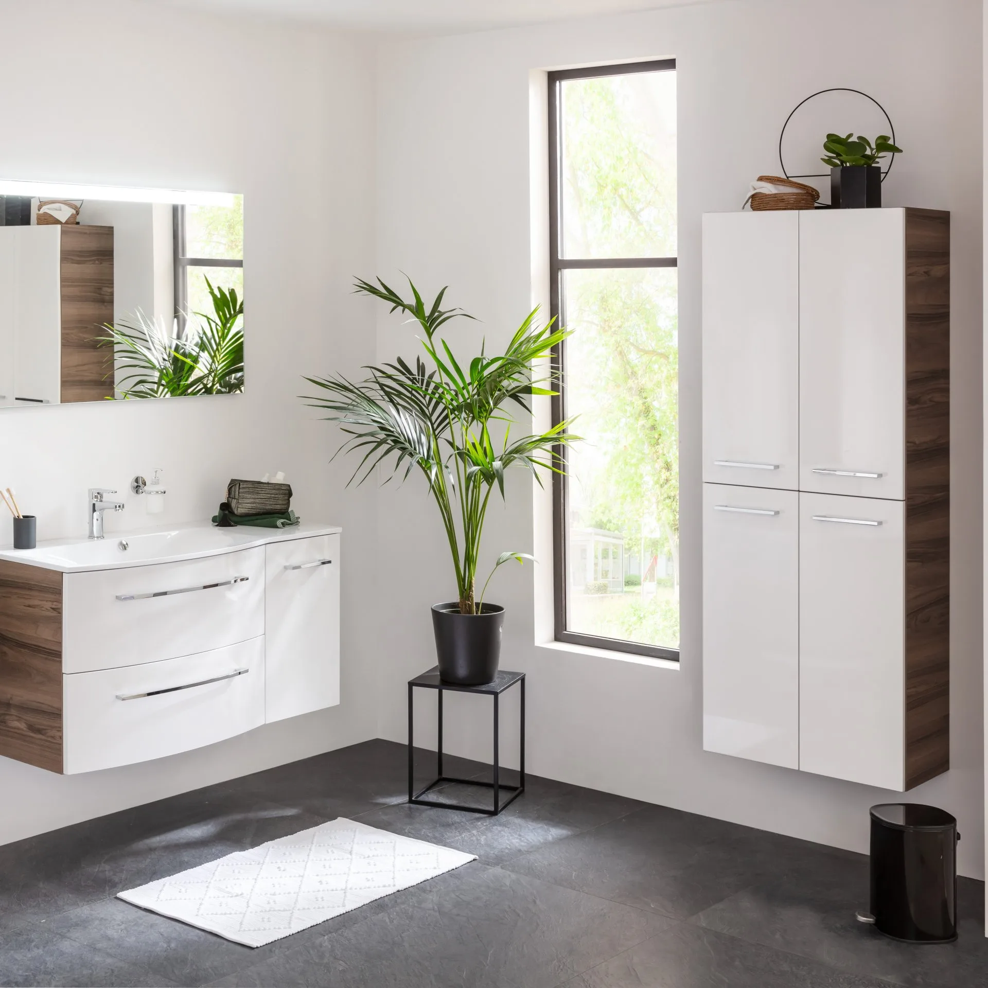 FACKELMANN VERONA Doppel Hochschrank 60 cm breit, Weiß Hochglanz/Braun Dunkel, mit Wäschekorb