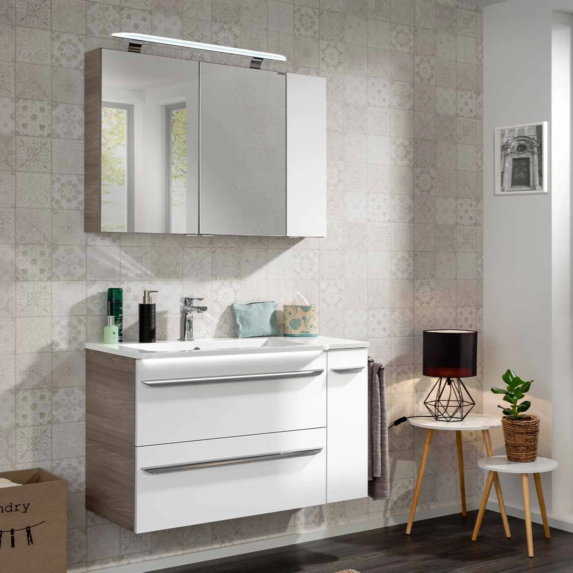 FACKELMANN LUXOR Badmöbel Set 5-teilig 100 cm breit, Weiß/Braun hell, Waschbecken Gussmarmor Weiß + LED Spiegelschrank + Unterschrank + Hängeschrank Türanschlag rechts