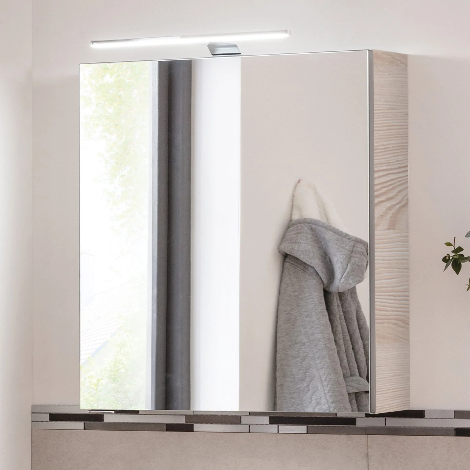 FACKELMANN SBC B.CLEVER Gäste WC Spiegelschrank 50 cm breit, Braun hell, Türanschlag rechts + Aufsatzleuchte
