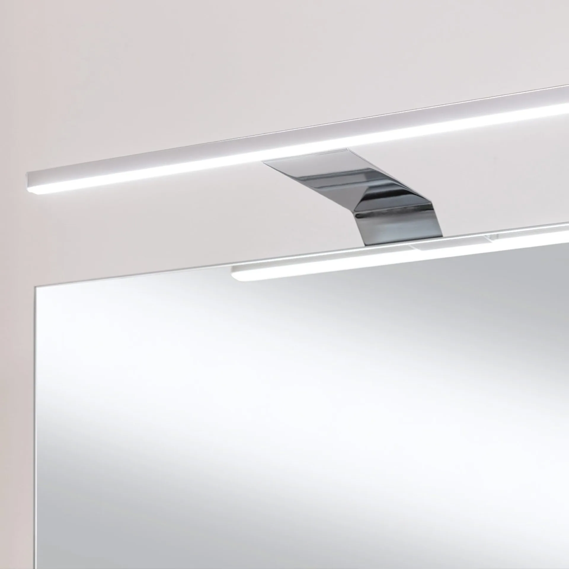 FACKELMANN SBC MILANO Gäste WC Spiegelschrank 50 cm breit, Braun hell, Türanschlag links + Aufsatzleuchte