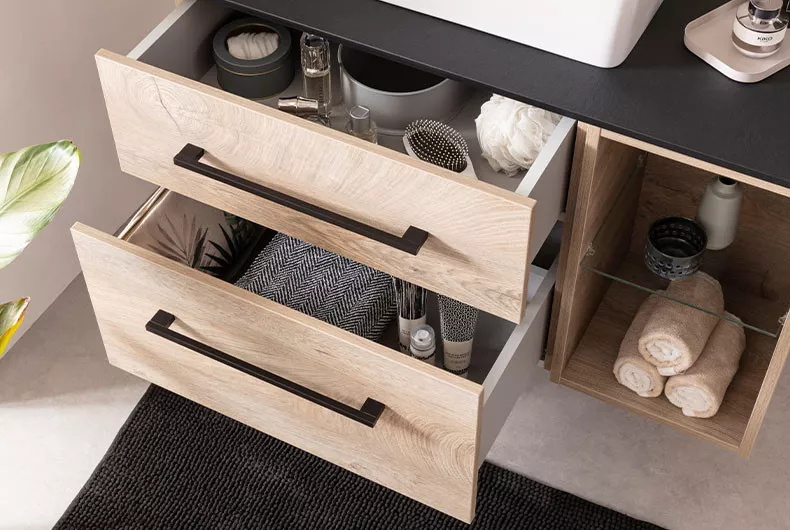 Aufbewahrung kleines Bad mit Regalen und Unterschränken