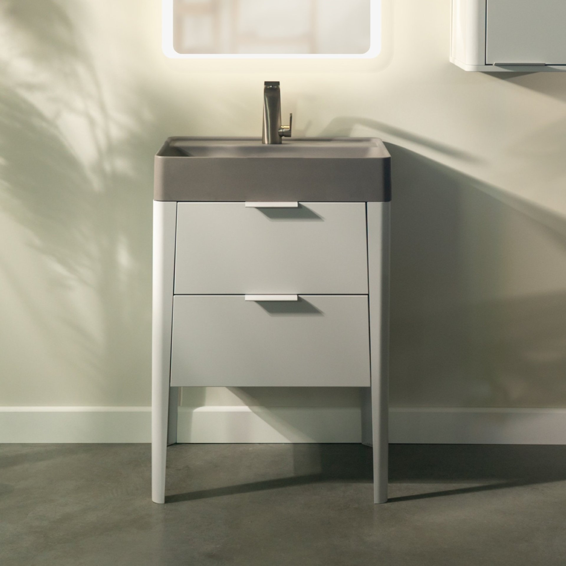 BADEDU SORA Waschbecken mit Unterschrank 60 cm breit, Weiß matt, Waschbecken Quarzkomposit Grau, aus Aluminium, mit Füßen