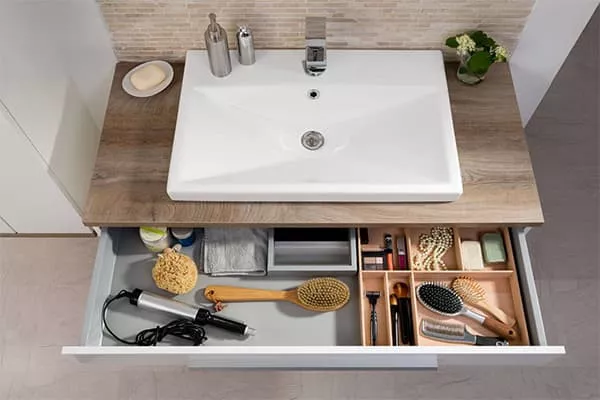 Ordnung im Badezimmer mit Schubladeneinsatz