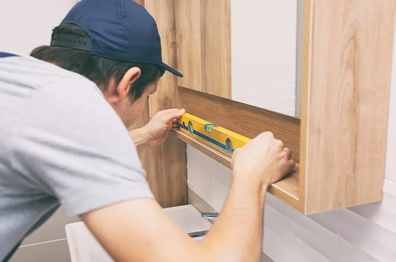 Spiegelschrank mit Wasserwaage überprüfen