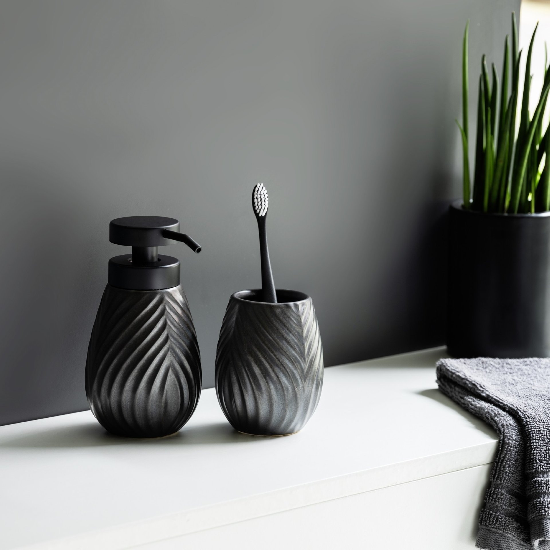 WENKO IDRO Accessoire Set, Schwarz, Zahnputzbecher, Seifenspender, Keramik