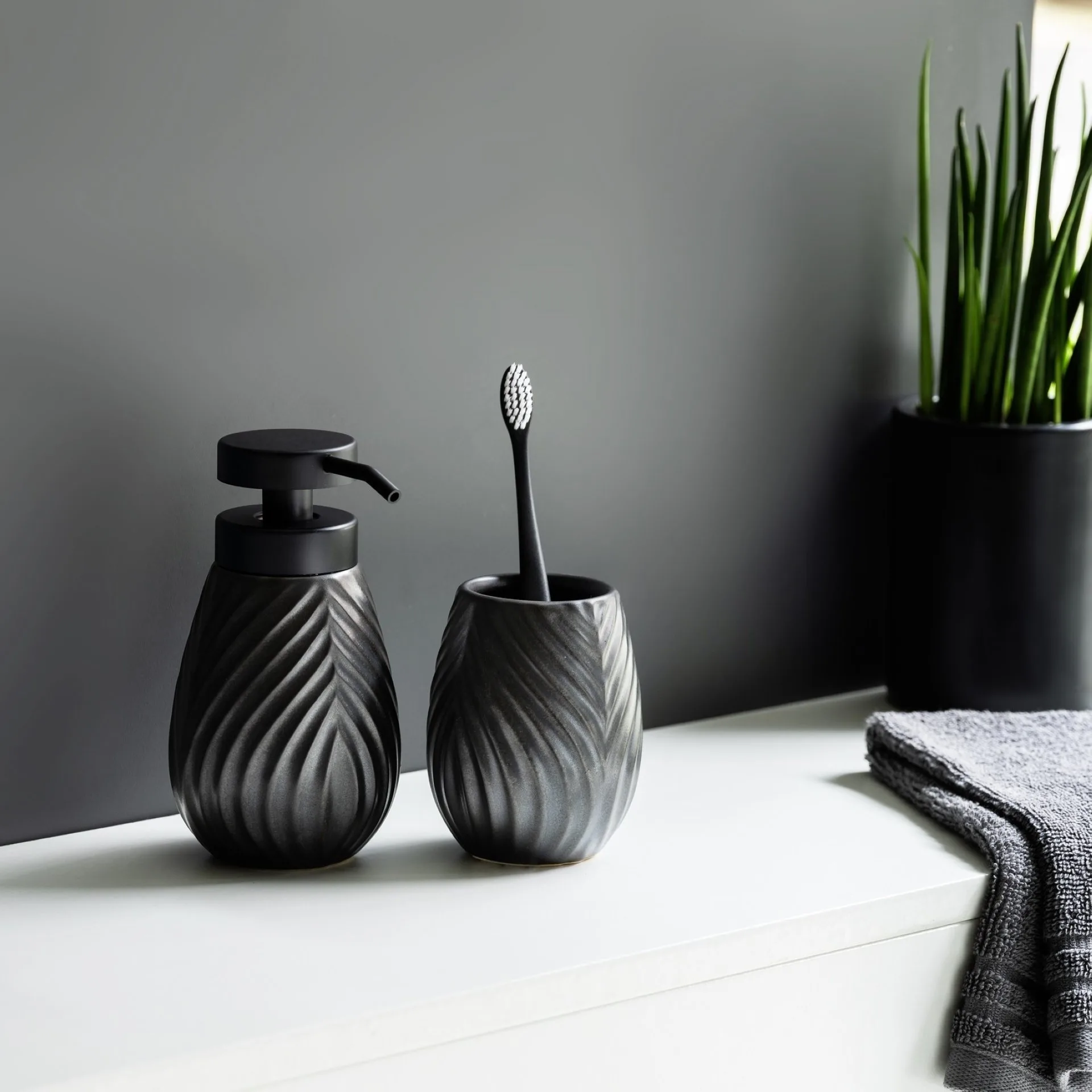 WENKO IDRO Accessoire Set, Schwarz, Zahnputzbecher, Seifenspender, Keramik