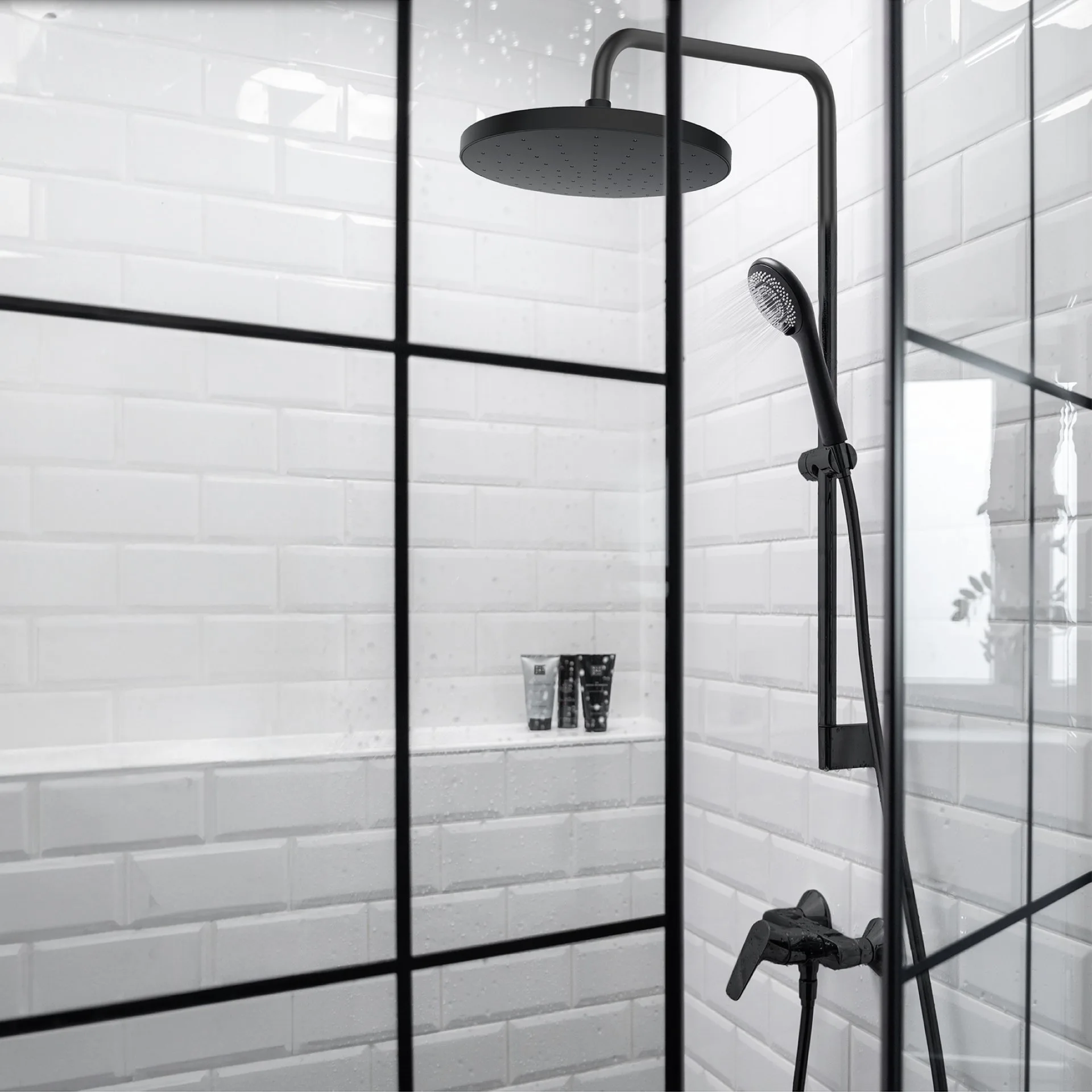 WENKO Duschkopf Regendusche Ø 22,5 cm, Schwarz, mit Automatischer Reinigungsfunktion