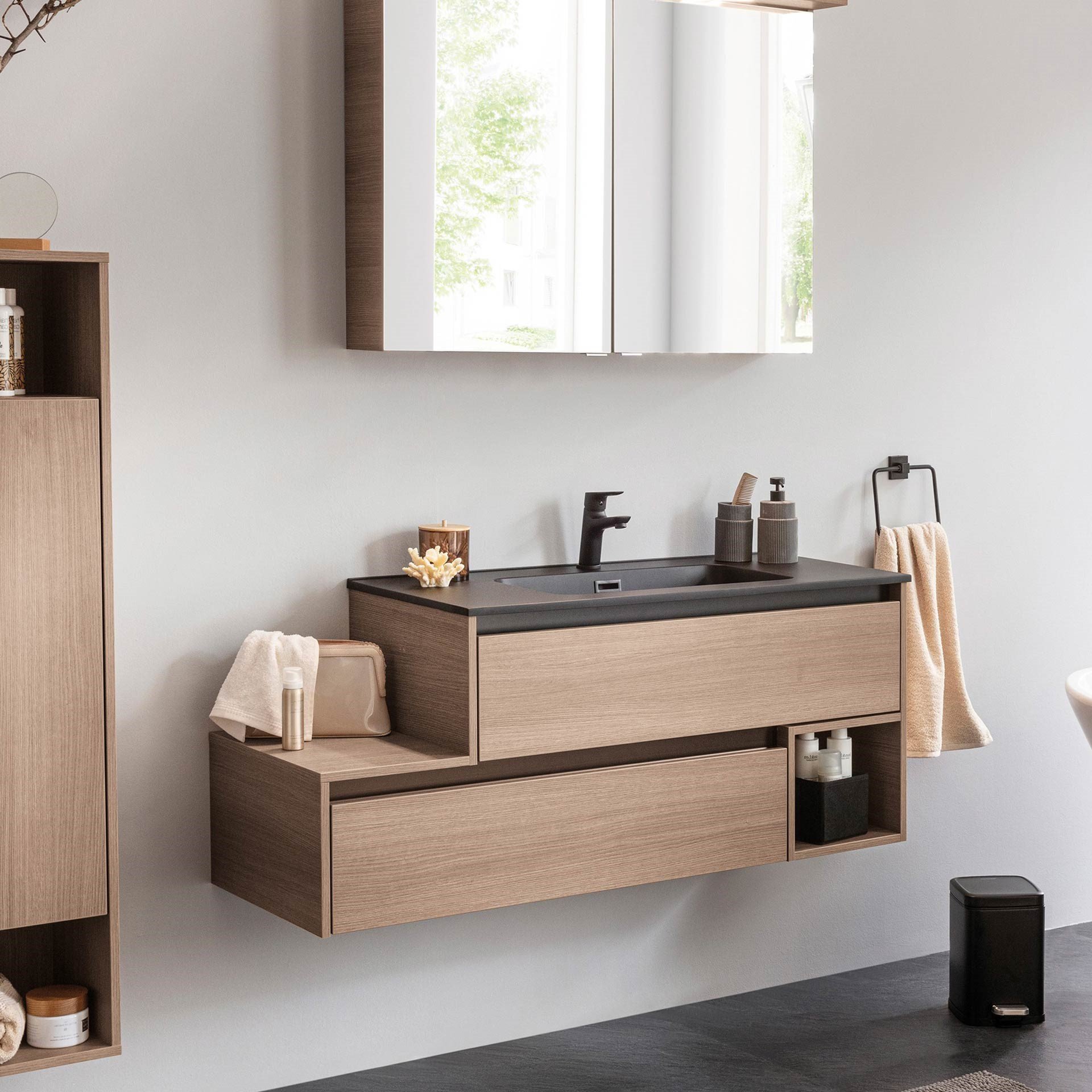 FACKELMANN VITA Waschbecken mit Unterschrank 129 cm breit, Braun hell, Waschbecken Gussmarmor Schwarz matt, Ablage links, asymmetrisch