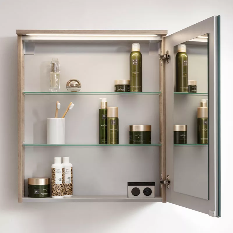 Innenleben des Spiegelschranks