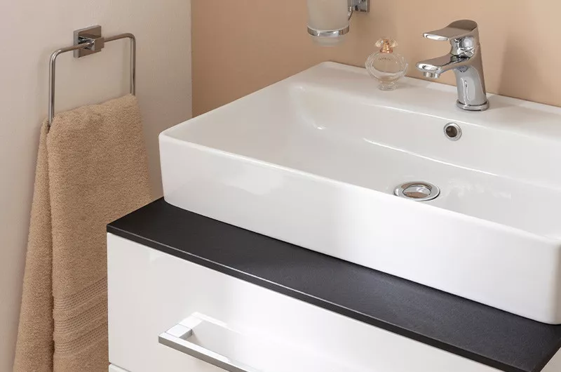 Waschtischarmatur auf dem Becken montieren