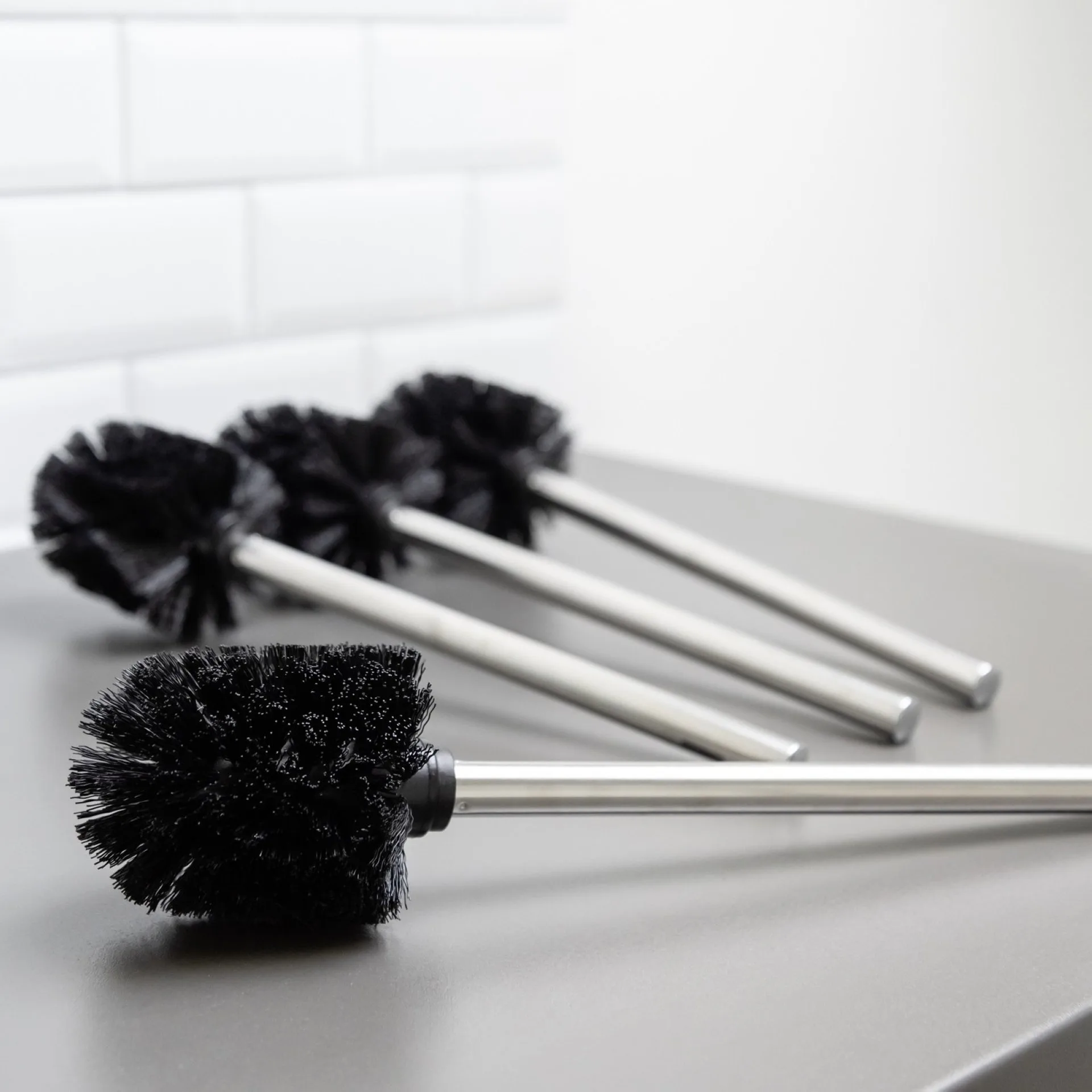 WENKO Toilettenbürste Ø 8 cm, 4er Set, Schwarz/Silber, Edelstahlstiel