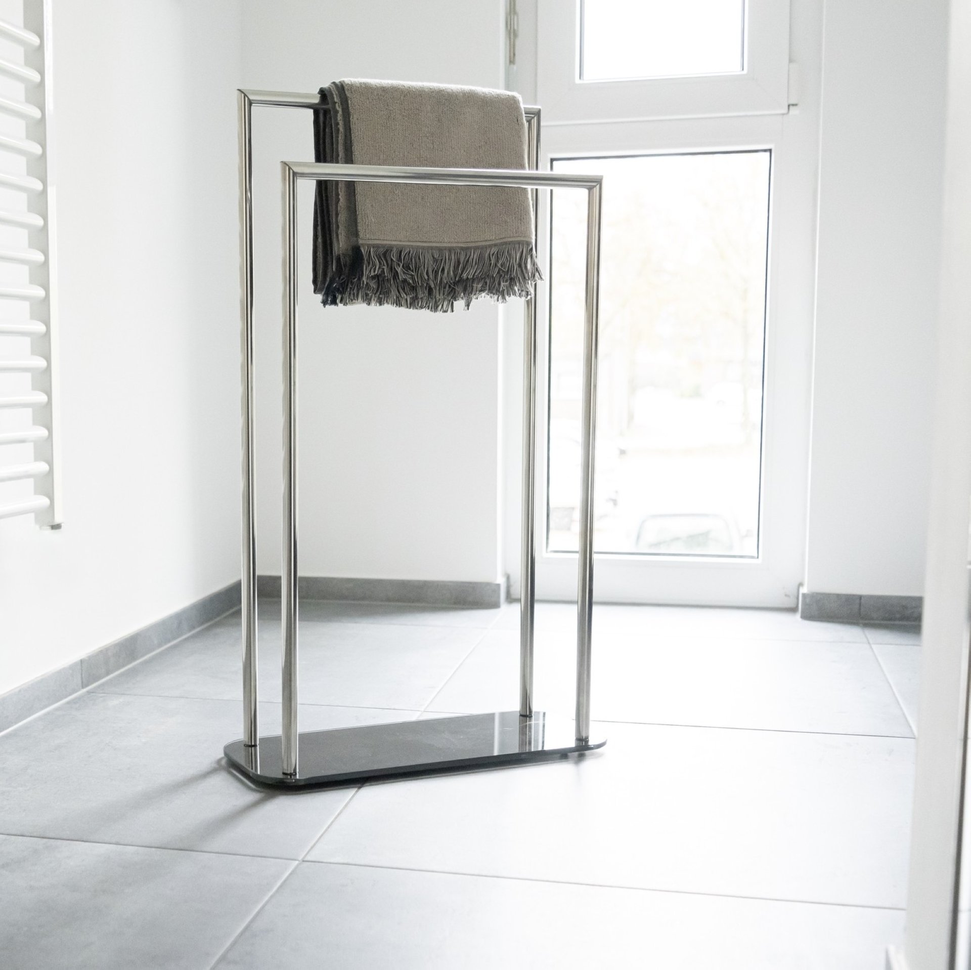 WENKO RAVINA Handtuchhalter, Schwarz/Silber, Edelstahl, stehend