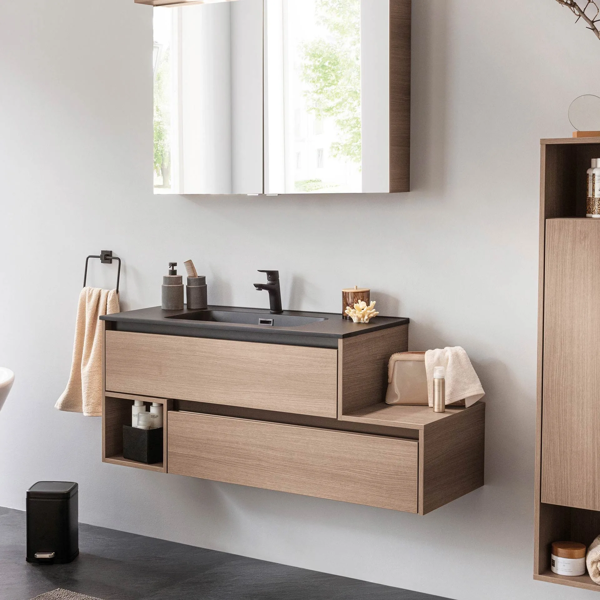 FACKELMANN VITA Waschbecken mit Unterschrank 129 cm breit, Braun hell, Waschbecken Gussmarmor Schwarz matt, Ablage rechts, asymmetrisch