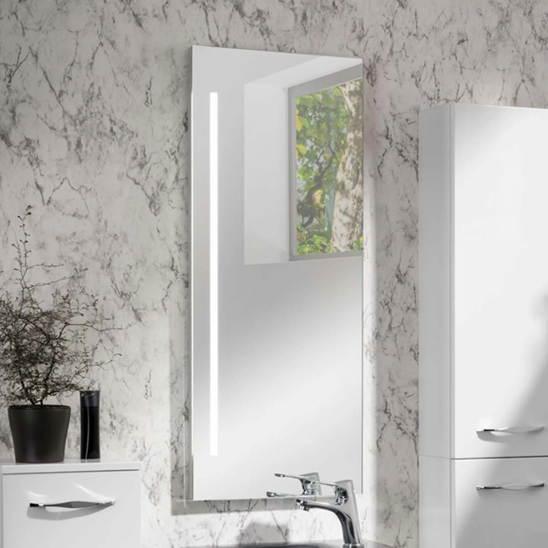 FACKELMANN LED Spiegel 42 cm breit, Leuchte rechts