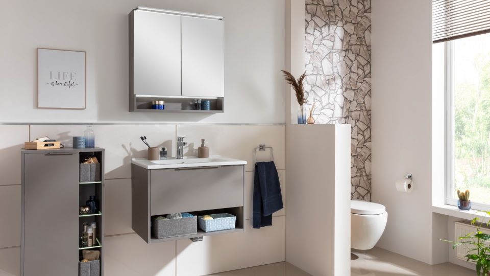 Modernes Bad mit Stein-Tapete